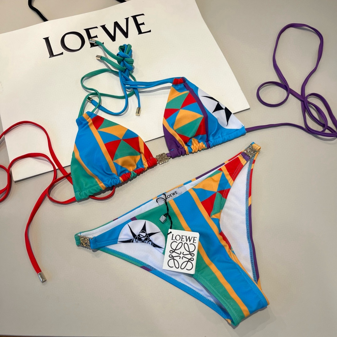 。
罗意威LOEWE新款比基尼泳衣👙❤️😍🥰适合多种场景的游泳衣🏊‍♀️海边 游泳池 温泉 水上乐园 漂