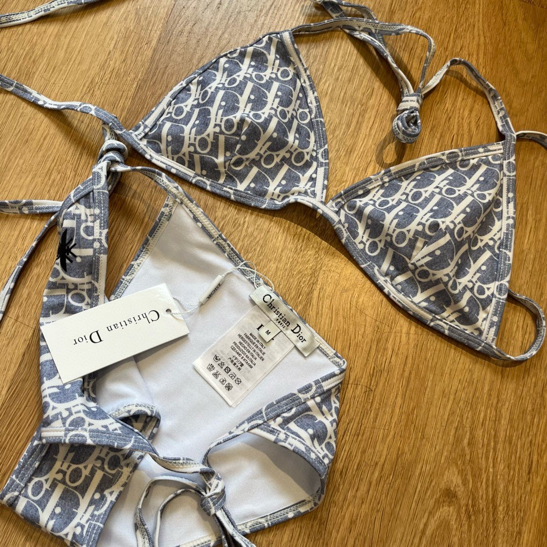 （三件套）¥
Dior迪奥 新款比基尼泳衣👙❤️😍🥰适合多种场景的游泳衣🏊‍♀️海边 游泳池 温泉 水上