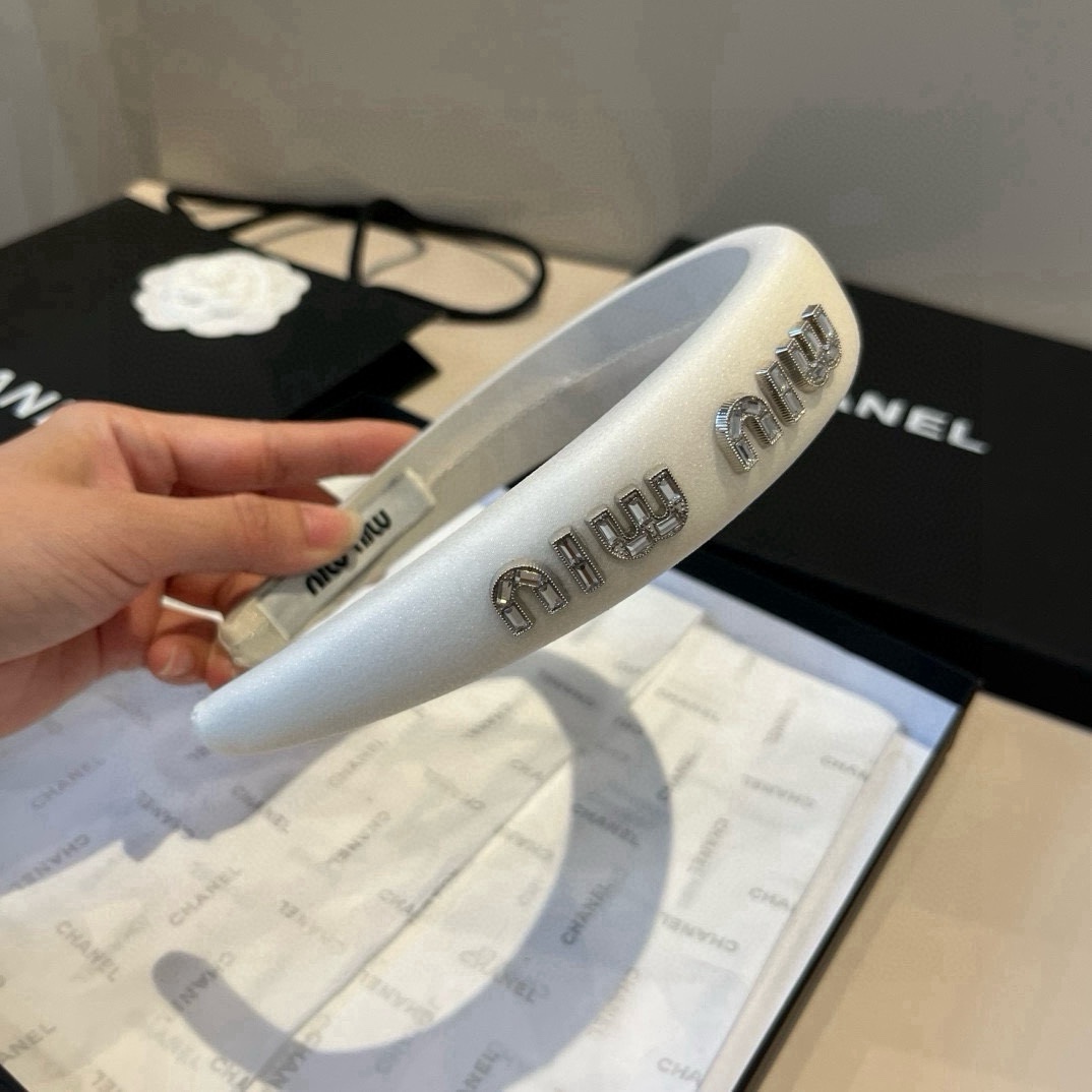 🆕

miumiu缪缪新款发箍