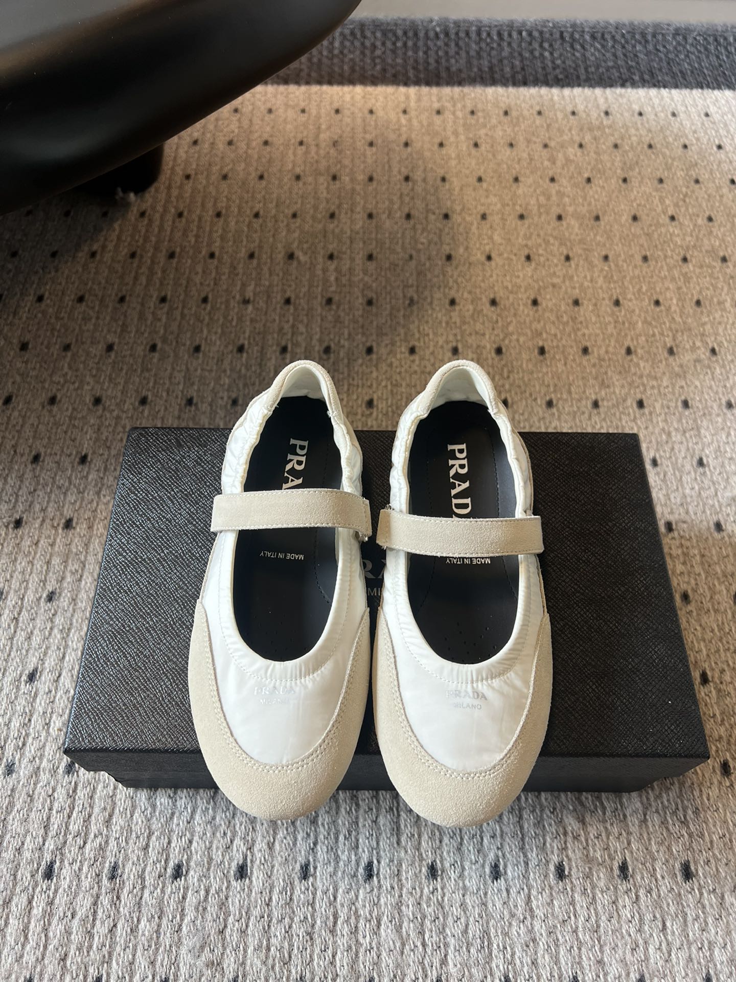 NO:443567,Prad* New Women's Shoes Suede Spliced ​​Mary Jane Shoes Pradha adheres to the design concept of simplicity and elegance, focusing on the balance of practicality and aesthetics. Whether it is the classic Saffiano leather products or the fashion show series released every year, it can reflect its unique aesthetics. Pradha is extremely strict in choosing raw materials, and often uses the best quality leather, silk and other natural or high-tech synthetic materials to ensure the durability and comfort of the product. Suede/cloth inner sheepskin Outsole original open-sole size35-40 (40 custom-made, non-return and exchange), Mary Jane, prada, prada, mary jane, sheepskin, chamois leather19860909Prad* 新款女鞋麂皮拼接款玛丽珍鞋 普拉达坚持简约而不失优雅的设计理念,注重实用性和美观性的平衡.无论是经典的Saffiano 皮革制品还是每年发布的时装秀系列,都能体现出其独特的审美观. 普拉达对于原材料的选择极为严苛,常常使用最优质的皮革、丝绸以及其他天然或高科技合成材料来确保产品的耐用性和舒适度. 鞋面麂皮/布 内里羊皮 大底原版开模大底 size35-40（40定制不退换）,玛丽珍,prada,prada,mary jane,sheepskin,chamois leather,Women's Shoes