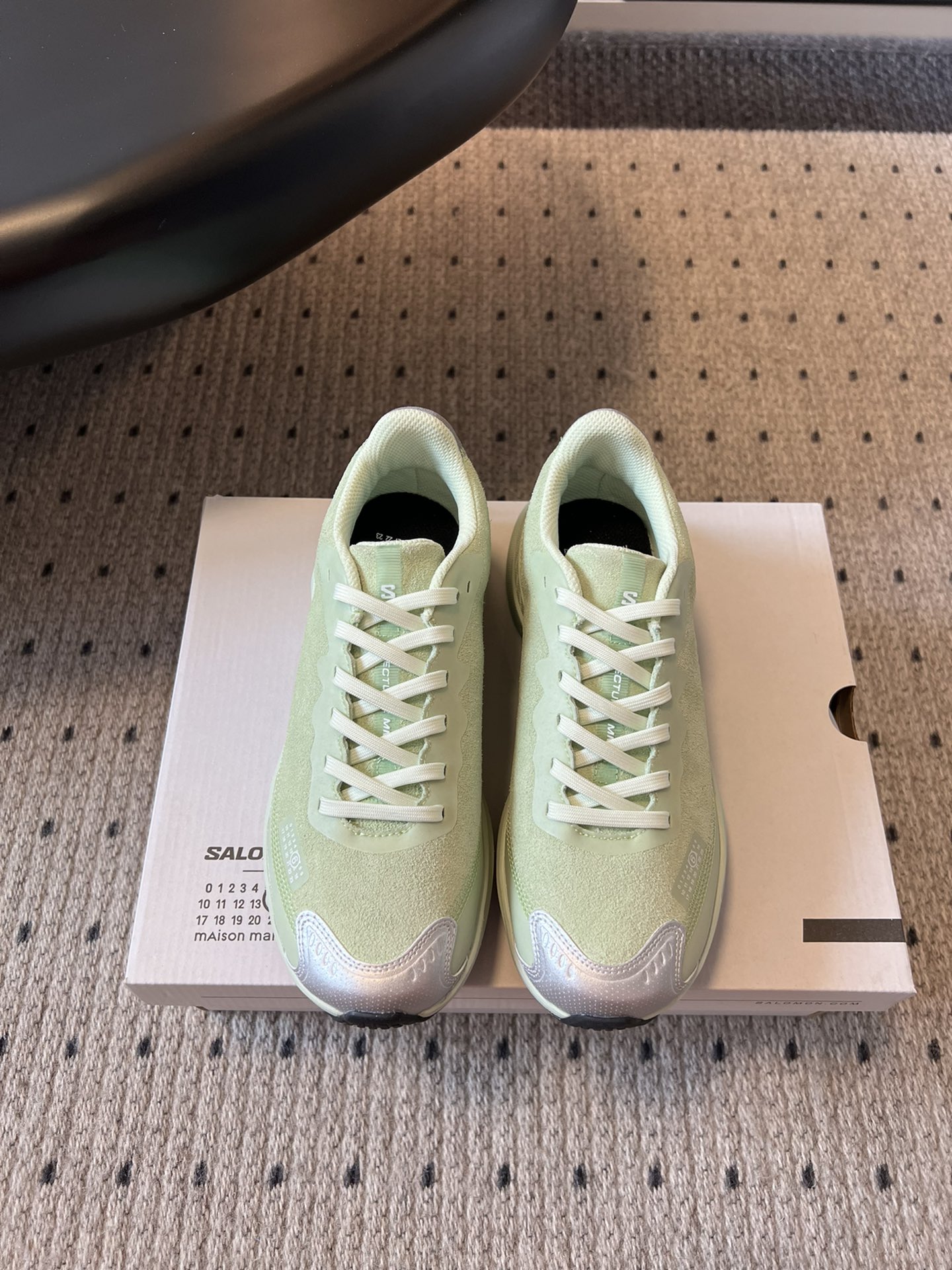 NO:441651,Top version MM6 x SALOMON new outdoor running shoes, many celebrity fashion bloggers plant grass, super popular outdoor series, who can refuse the functional style!  The color scheme of this pair of shoes is simply a delicious dish. It has a fresh tone, no pressure, no matter it is matched with sportswear or casual clothes. The comfort level of the foot is absolutely amazing. The sole supports the sole, and you can clearly feel its cushioning when walking. It feels like every step is stepped on the clouds. The material of the upper is breathable and light, so it will not be boring in summer. The upper mesh pressed rubber cut piece, inner molded insole, original foamed sole, women's size 35-40 (40 custom-made, no return and exchange) Men's size 40-45 (45 custom-made, no return and exchange), casual shoes/sports, masion margiela, sneakers19860909顶级版本 MM6 x SALOMON萨洛蒙 新款 户外跑步鞋  超多明星时尚博主种草 超火的户外系列 机能风谁能拒绝啊！这双鞋的配色简直是天菜,清新的色调,不管是搭配运动装还是休闲风的衣服,都毫无压力. 上脚舒适度也绝对惊艳.鞋底的支撑感超棒,走路的时候能明显感觉到它的缓震,感觉每一步都踩在云朵上而且鞋面的材质透气又轻盈,夏天穿也完全不会闷. 鞋面网面压胶裁片 内里模压鞋垫 大底原版发泡大底 女码35-40码（40定制不退换） 男码40-45码（45定制不退换）,休闲鞋/运动鞋,masion margiela,sneakers,Women's Shoes