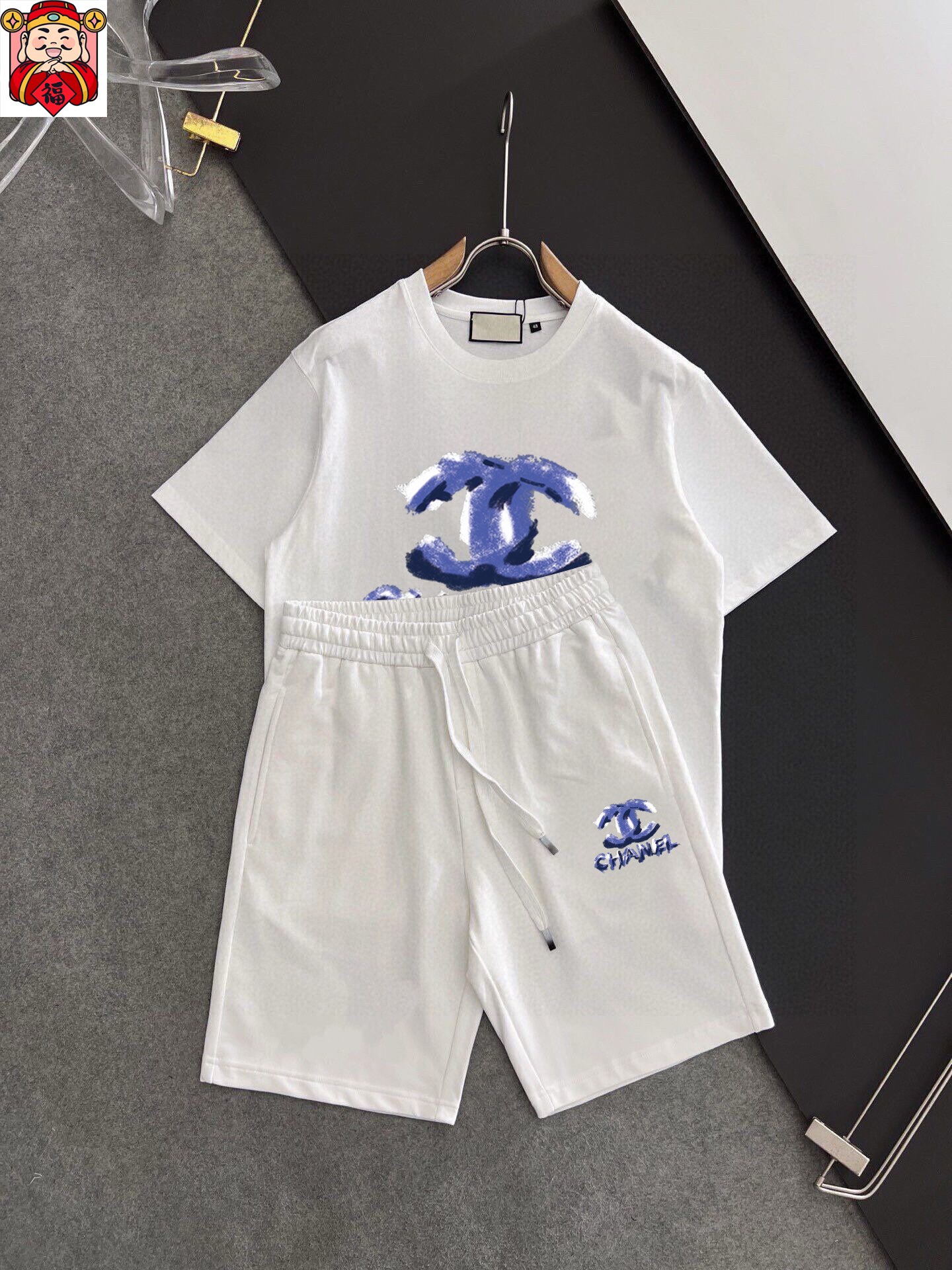 Chanel 品牌【CHANEL香奈儿】 2025新款男士短袖短裤套装 销售 市面高端版本 手感细腻柔软 让你穿着更加舒适 立体裁剪版型超赞 尺码:M-5XL下单请报身高体重