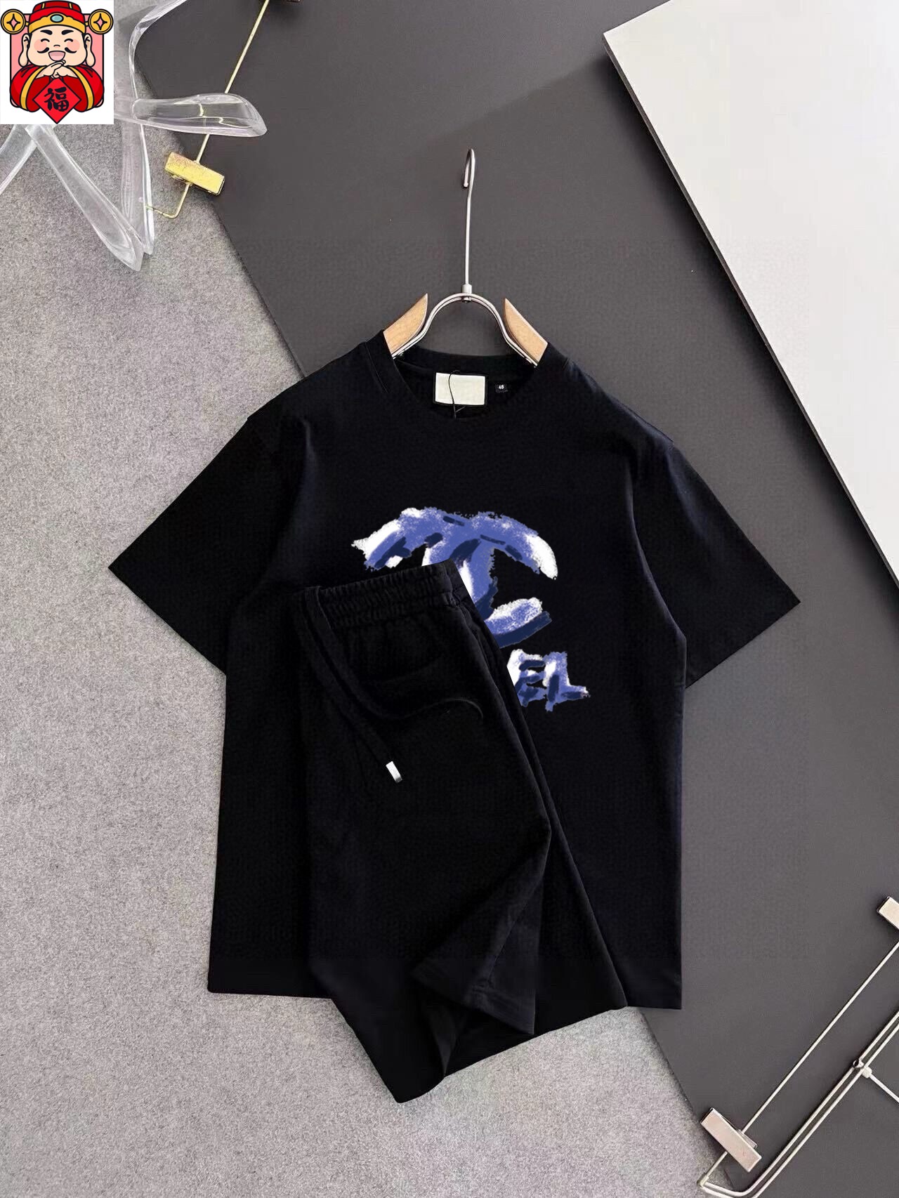 Chanel 品牌【CHANEL香奈儿】 2025新款男士短袖短裤套装 销售 市面高端版本 手感细腻柔软 让你穿着更加舒适 立体裁剪版型超赞 尺码:M-5XL下单请报身高体重