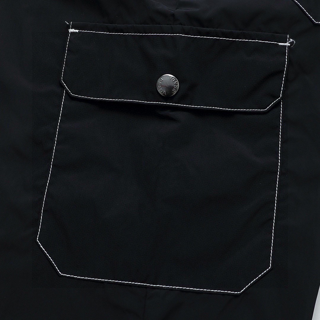 普拉达/Prada 夏季新款 明线三角标尼龙休闲短裤 经典大口袋三角标徽标情侣梭织速干五分短裤 黑色/白色