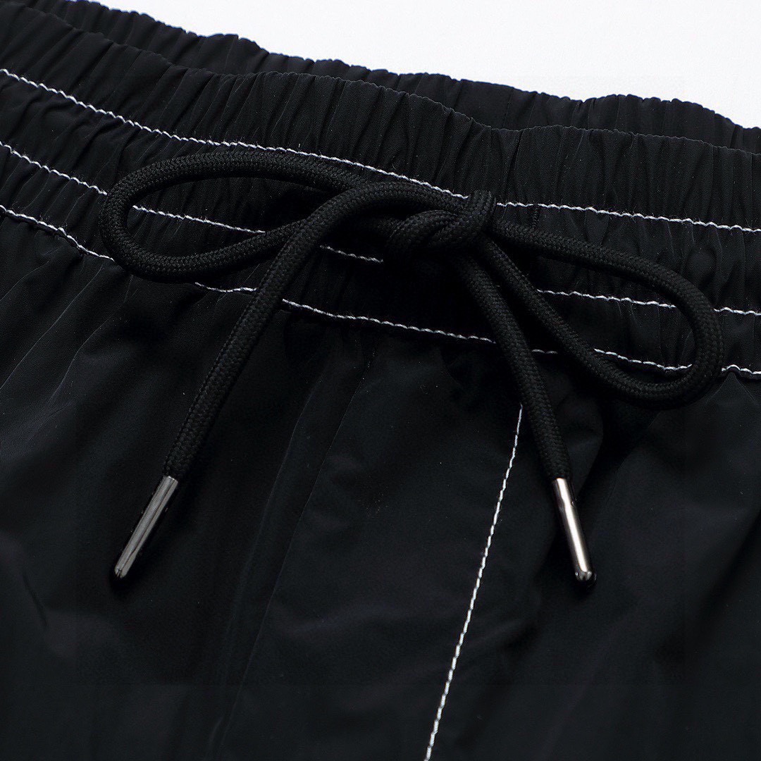 普拉达/Prada 夏季新款 明线三角标尼龙休闲短裤 经典大口袋三角标徽标情侣梭织速干五分短裤 黑色/白色