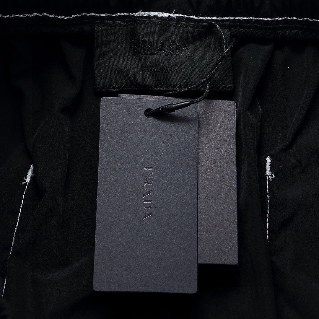 普拉达/Prada 夏季新款 明线三角标尼龙休闲短裤 经典大口袋三角标徽标情侣梭织速干五分短裤 黑色/白色