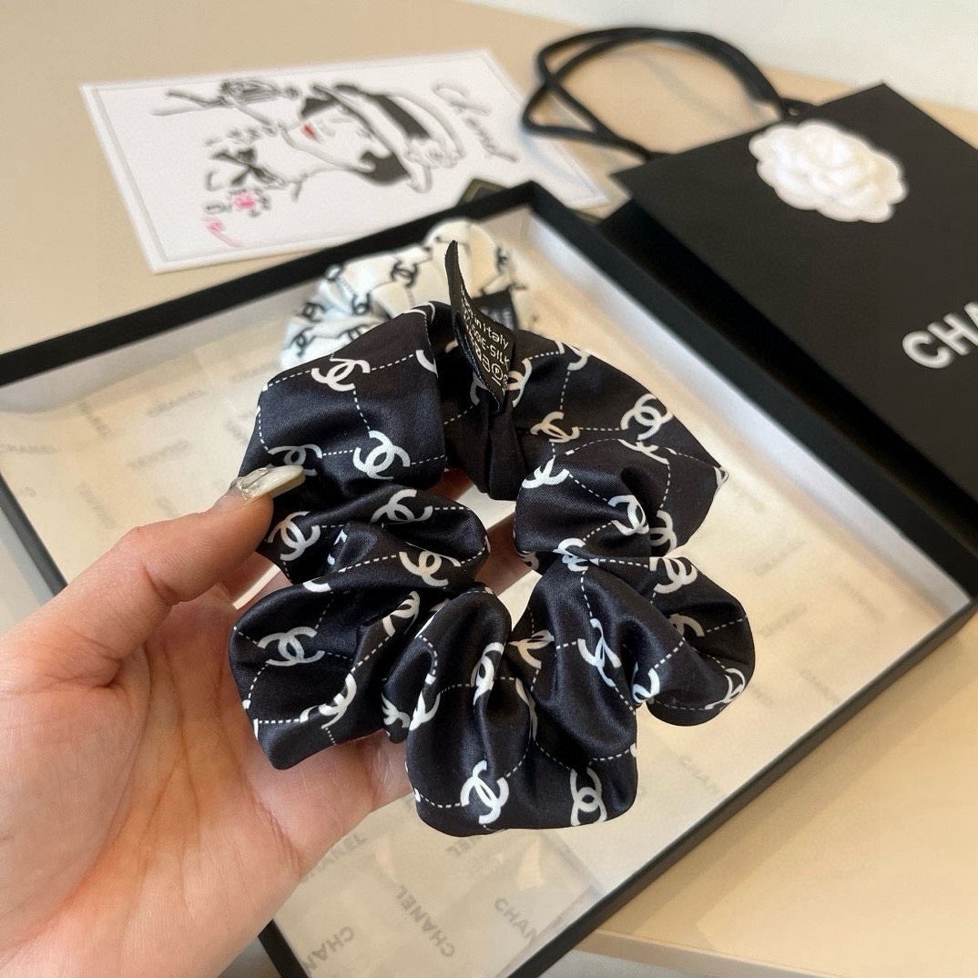 🆕

Chanel香奈儿发圈，绸缎面料，黑白两色