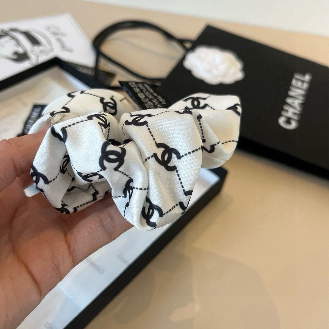 🆕

Chanel香奈儿发圈，绸缎面料，黑白两色