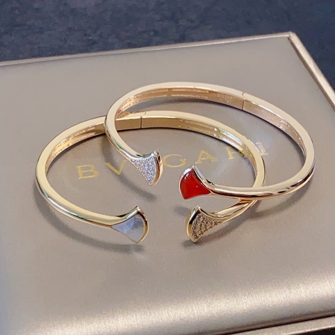 Luxurious BVLGARI Diamond Bracelet Set with Gold Steel – Perfect Metal Elegance - 图片 4