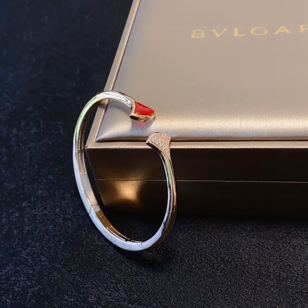 Luxurious BVLGARI Diamond Bracelet Set with Gold Steel – Perfect Metal Elegance - 图片 7