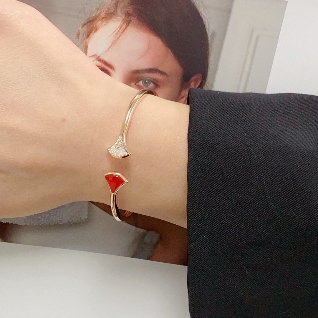 Luxurious BVLGARI Diamond Bracelet Set with Gold Steel – Perfect Metal Elegance - 图片 2