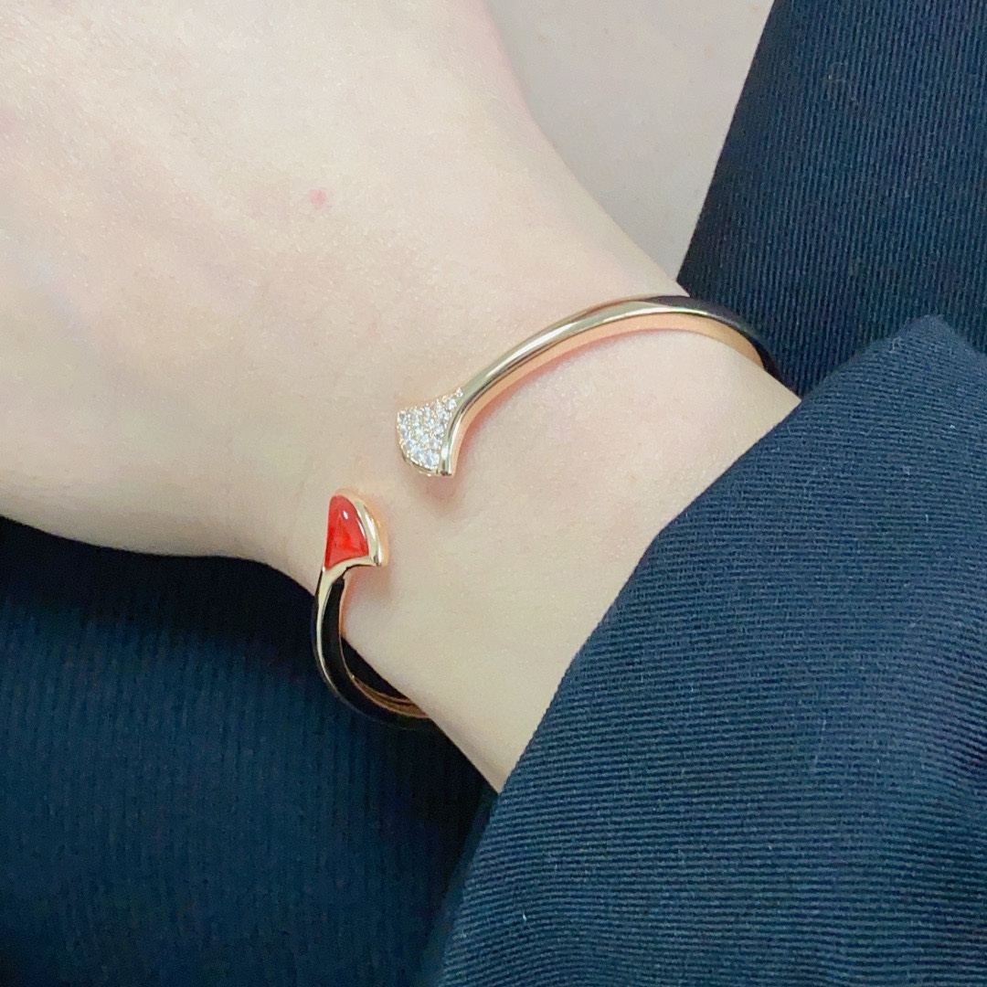 Luxurious BVLGARI Diamond Bracelet Set with Gold Steel – Perfect Metal Elegance - 图片 3