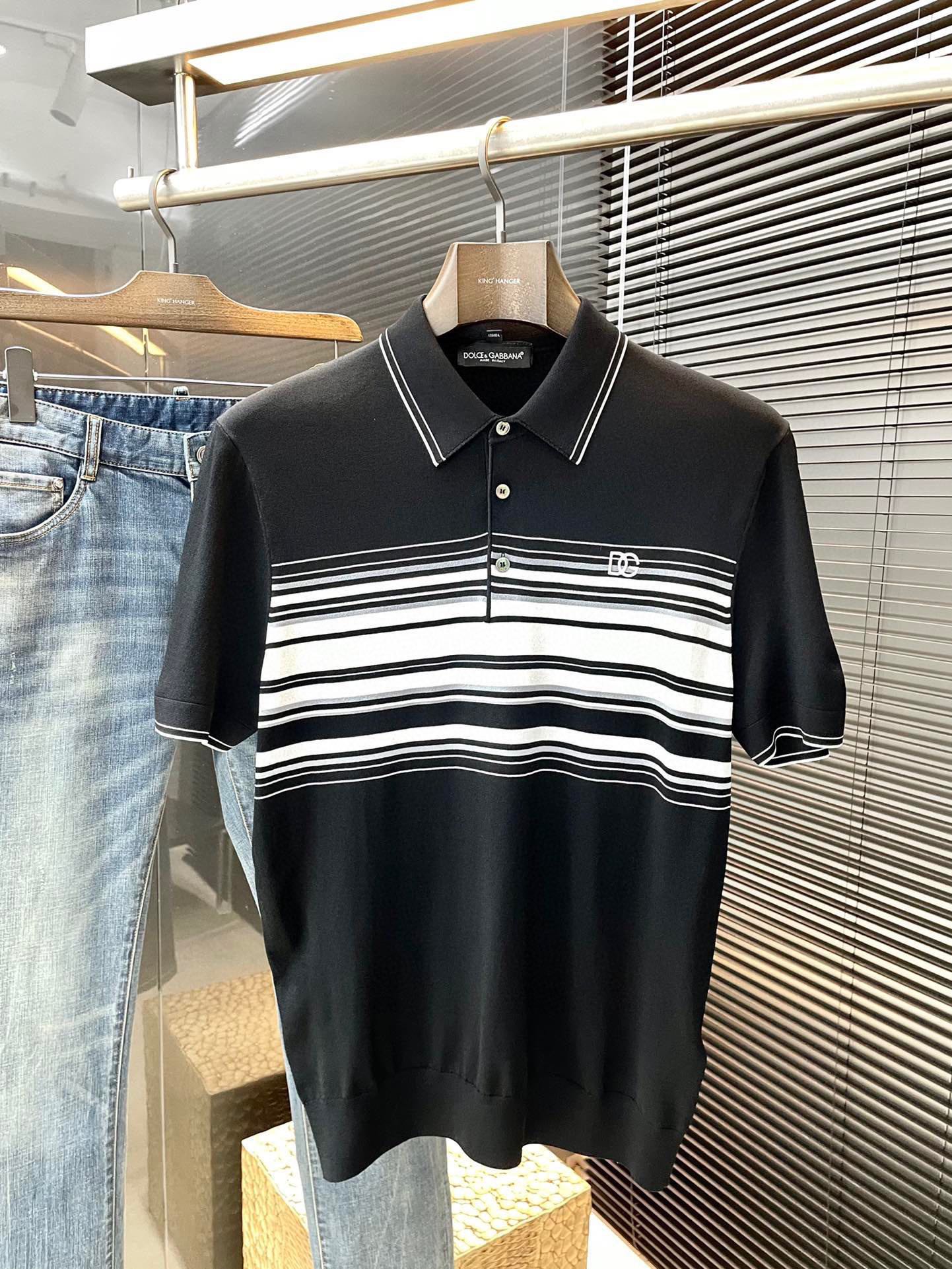 NO:472494,P Dolce & Gabba- (Dolce & Gabba) The latest POLO short-sleeved sleeves in spring and summer 2025, using the latest Yilit fabric, soft feel, soft and comfortable ingredients, classic design style, special customization, simple cutting method splicing, reflecting the extraordinary craftsmanship of workers, full of high-end fashion sense!  The style is quite good and casual and versatile. Size M-3XL, Dolce & Gabbana, Dolce & Gabbana, T-shirt, alexander wang19860909P  Dolce&Gabba-（杜嘉班）2025年春夏最新款POLO短袖,采用最新伊力特面料 手感柔软、成分柔软舒适 经典设计风格 特殊定制 简单的裁剪方式拼接,体现出工人不凡的工艺,高端时尚感十足！版型相当赞休闲百搭款.尺码 M-3XL,,Dolce&Gabbana,Dolce&Gabbana,T-shirt,alexander wang,Men's clothing