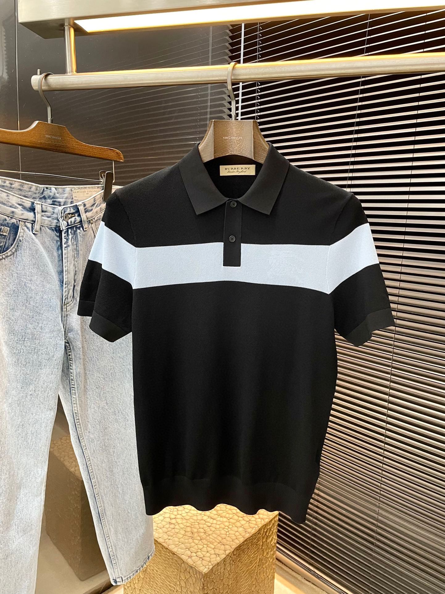 NO:472498,P Burberry- (Burberry) The latest POLO short-sleeved sleeves in spring and summer 2025, using the latest Yilit fabric, soft feel, soft and comfortable ingredients, classic design style, special customization, simple cutting method splicing, reflecting the extraordinary craftsmanship of workers, full of high-end fashion sense!  The style is quite good at casual and versatile. Size M-3XL, burberry, burberry, T-shirt, alexander wang19860909P  Burberry-（巴宝莉）2025春夏最新款POLO短袖,采用最新伊力特面料 手感柔软、成分柔软舒适 经典设计风格 特殊定制 简单的裁剪方式拼接,体现出工人不凡的工艺,高端时尚感十足！版型相当赞休闲百搭款.尺码 M-3XL,,burberry,burberry,T-shirt,alexander wang,Men's clothing