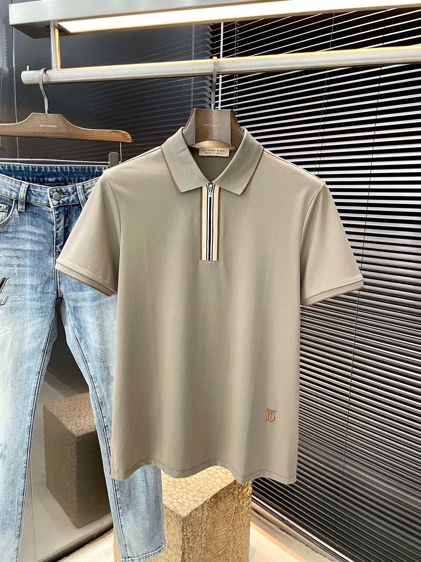 NO:472502,P Burberry- (Burberry) The latest POLO short-sleeved sleeves in spring and summer 2025, using the latest polyester fiber fabric, which is resistant to washing and not easy to fade, has a soft feel and soft and comfortable composition. Classic design style, special customization, simple cutting and splicing, reflecting the extraordinary craftsmanship of workers, full of high-end and fashionable feeling!  The style is quite good and casual and versatile. Size M-3XL is shipped the next day, burberry, burberry, T-shirt, alexander wang19860909P  Burberry-（巴宝莉）2025年春夏最新款POLO短袖,采用最新聚脂纤维面料,耐水洗不易掉色,手感柔软、成分柔软舒适 经典设计风格 特殊定制 简单的裁剪方式拼接,体现出工人不凡的工艺,高端时尚感十足！版型相当赞休闲百搭款.尺码 M-3XL 隔天出货,,burberry,burberry,T-shirt,alexander wang,Men's clothing