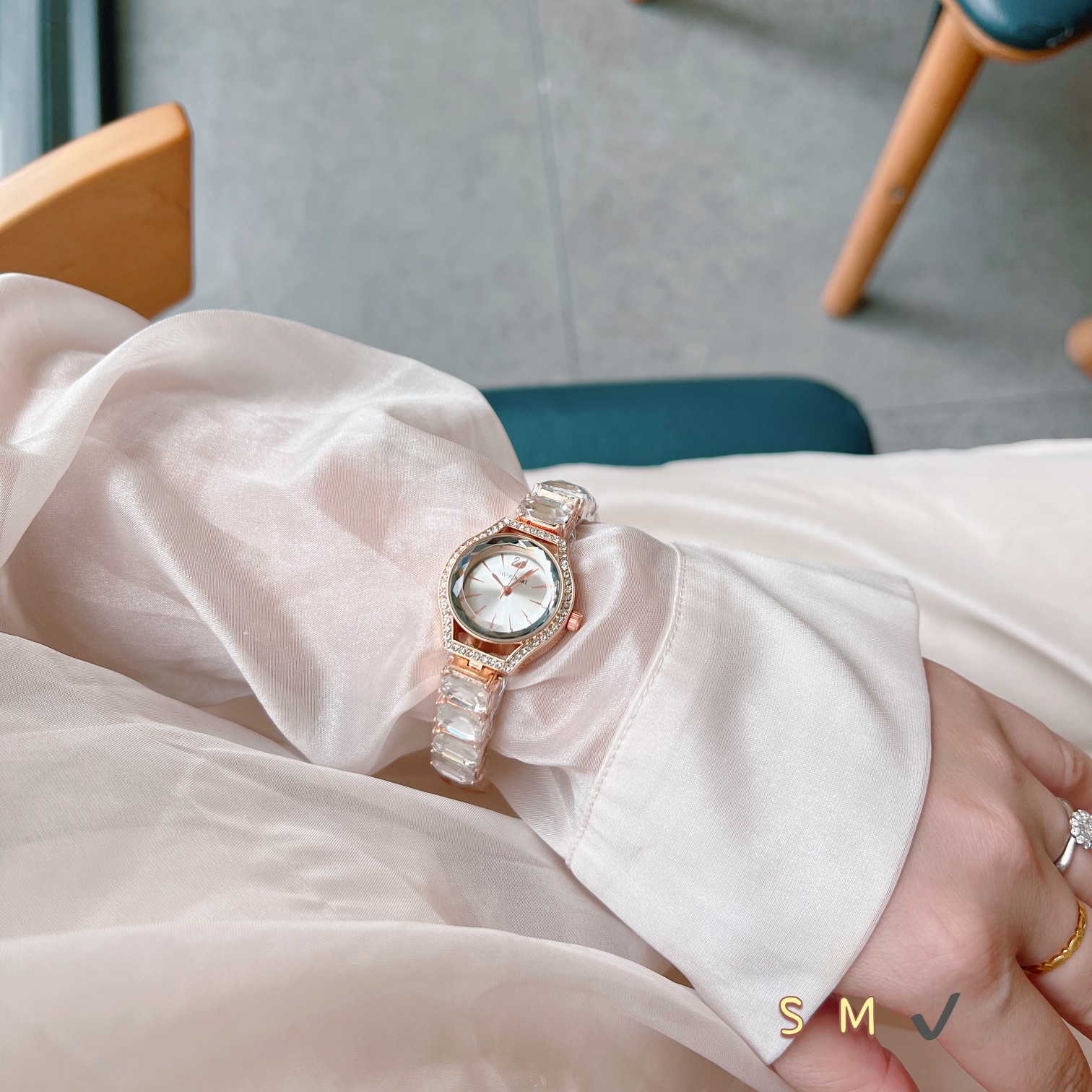 💰65 👸施华洛女表，璀璨夺目！
这款表带带大钻的方