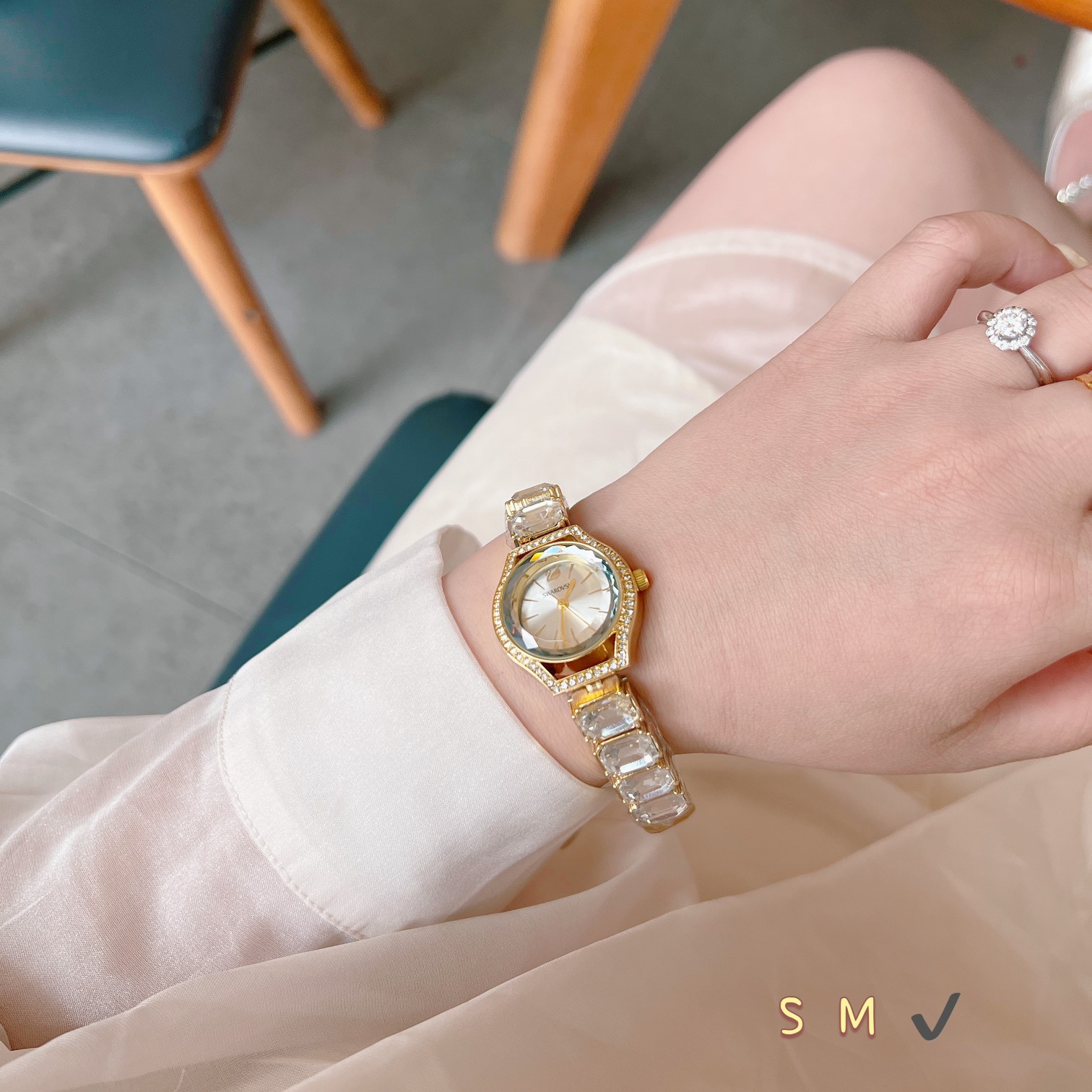 💰65 👸施华洛女表，璀璨夺目！
这款表带带大钻的方