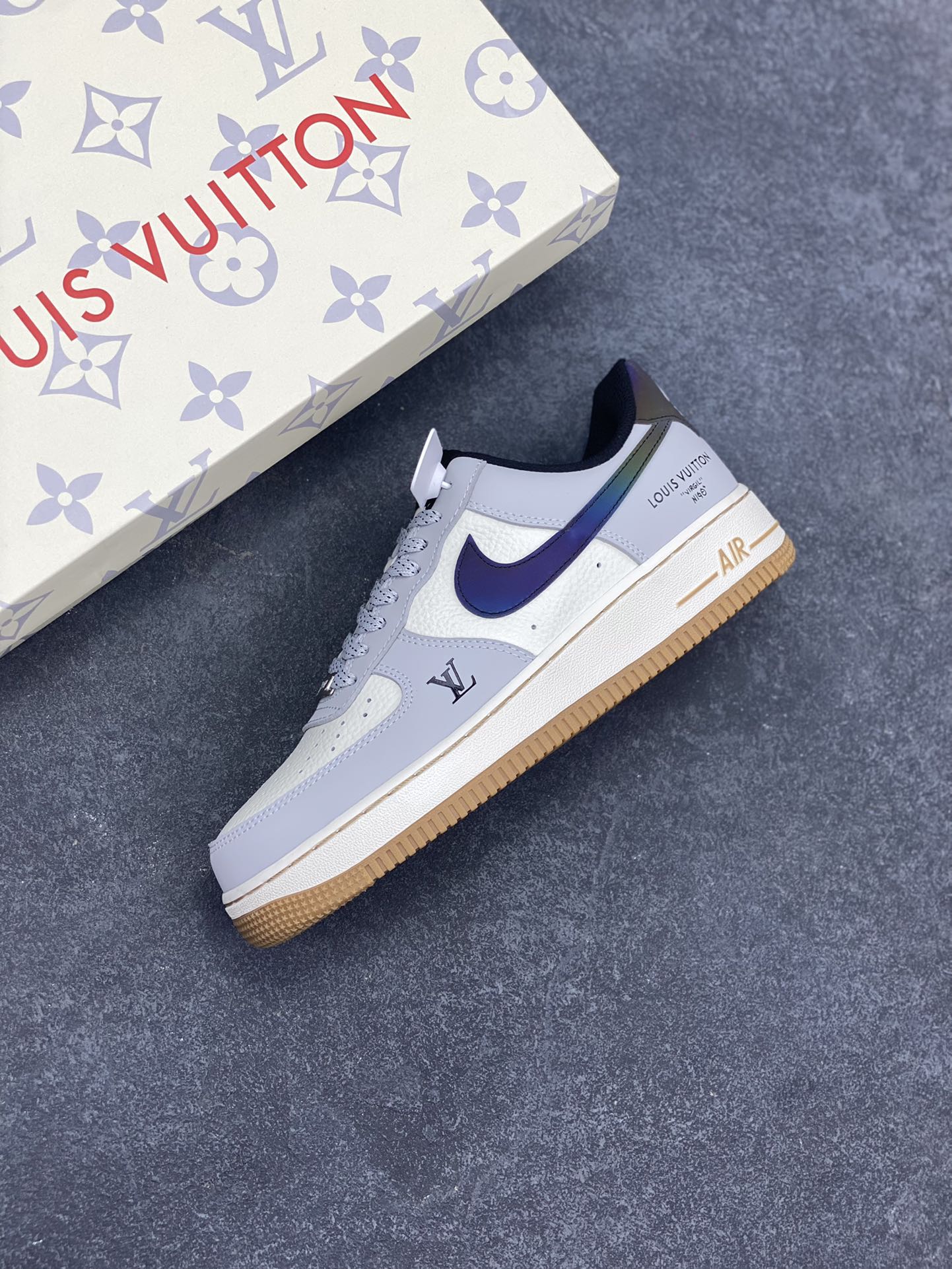 图片[7]-NIke Air Force 1 \’07 Low LV联名–灰白镭射渐变 空军一号低帮 运动鞋 休闲鞋 折边针车 工艺难度大 原楦头原纸板 原装鞋盒 原厂鞋底 超高清洁度 细节完美 货号：LW9279-020 尺码：36 36.5 37.5 38 38.5 39 40 40.5 41 42 42.5 43 44 44.5 45-选品中心