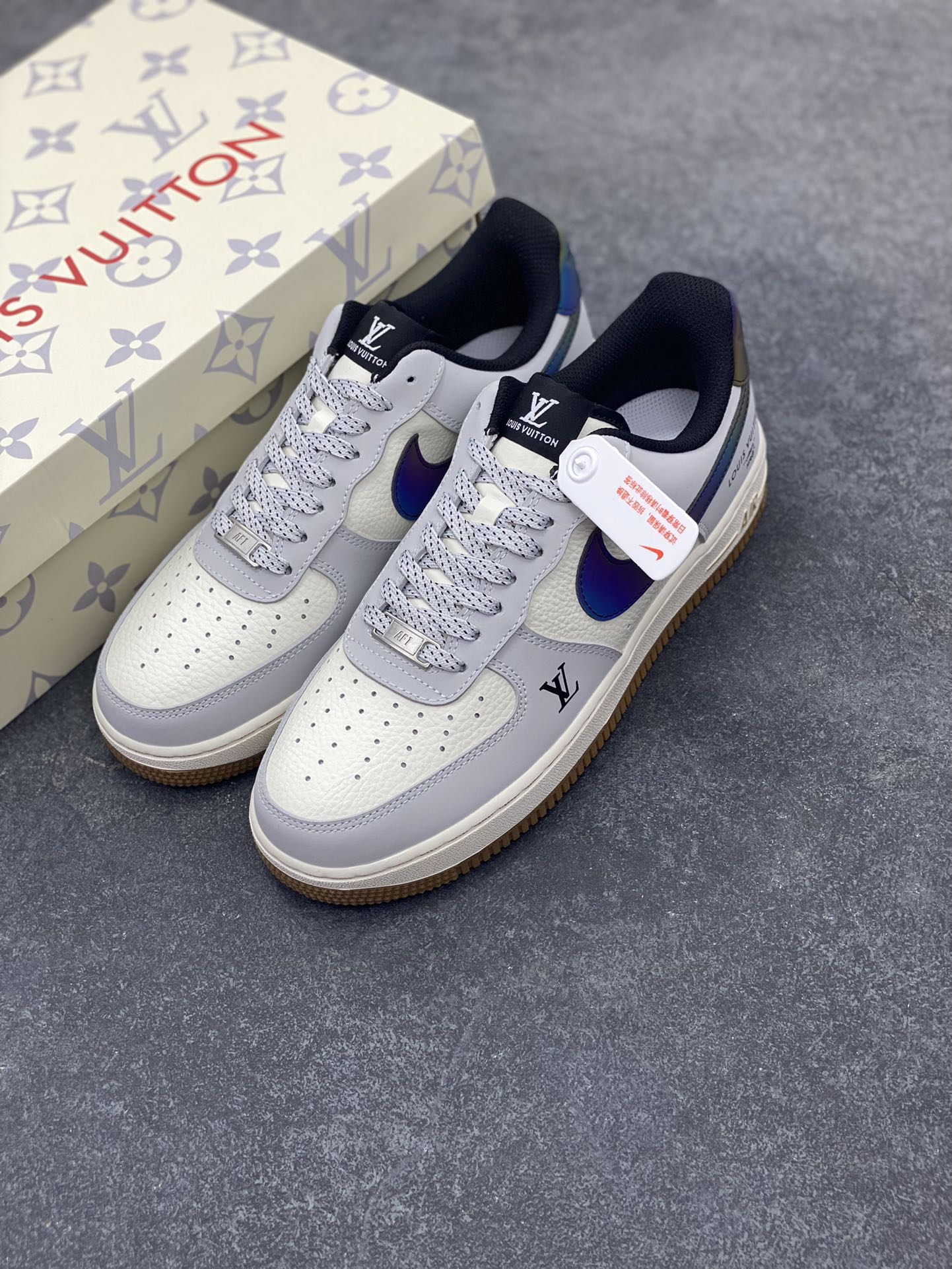 图片[8]-NIke Air Force 1 \’07 Low LV联名–灰白镭射渐变 空军一号低帮 运动鞋 休闲鞋 折边针车 工艺难度大 原楦头原纸板 原装鞋盒 原厂鞋底 超高清洁度 细节完美 货号：LW9279-020 尺码：36 36.5 37.5 38 38.5 39 40 40.5 41 42 42.5 43 44 44.5 45-选品中心