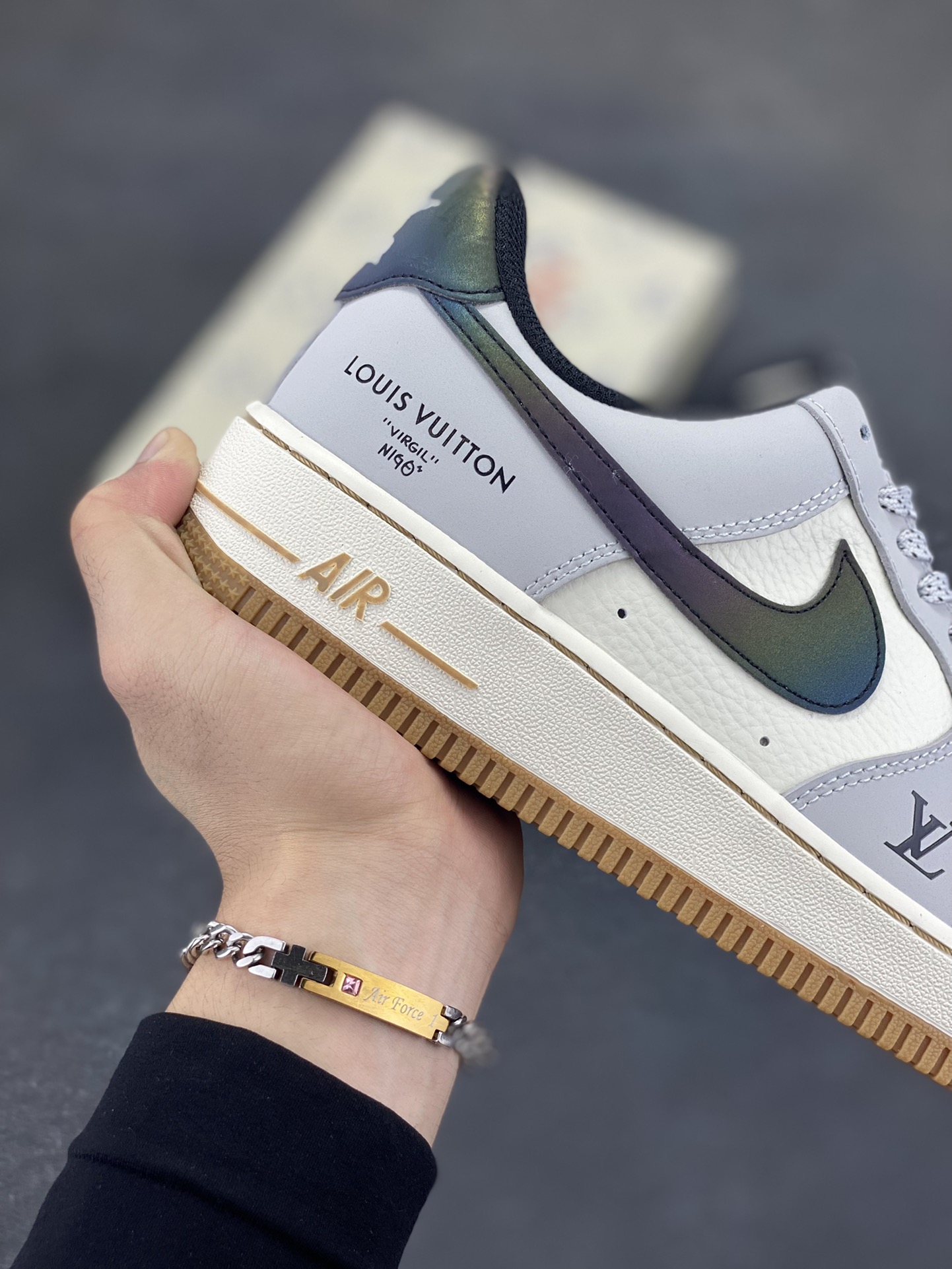 图片[6]-NIke Air Force 1 \’07 Low LV联名–灰白镭射渐变 空军一号低帮 运动鞋 休闲鞋 折边针车 工艺难度大 原楦头原纸板 原装鞋盒 原厂鞋底 超高清洁度 细节完美 货号：LW9279-020 尺码：36 36.5 37.5 38 38.5 39 40 40.5 41 42 42.5 43 44 44.5 45-选品中心