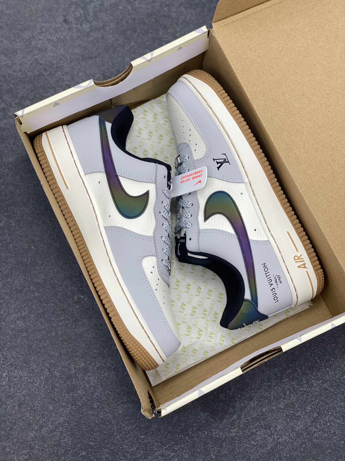 图片[9]-NIke Air Force 1 \’07 Low LV联名–灰白镭射渐变 空军一号低帮 运动鞋 休闲鞋 折边针车 工艺难度大 原楦头原纸板 原装鞋盒 原厂鞋底 超高清洁度 细节完美 货号：LW9279-020 尺码：36 36.5 37.5 38 38.5 39 40 40.5 41 42 42.5 43 44 44.5 45-选品中心