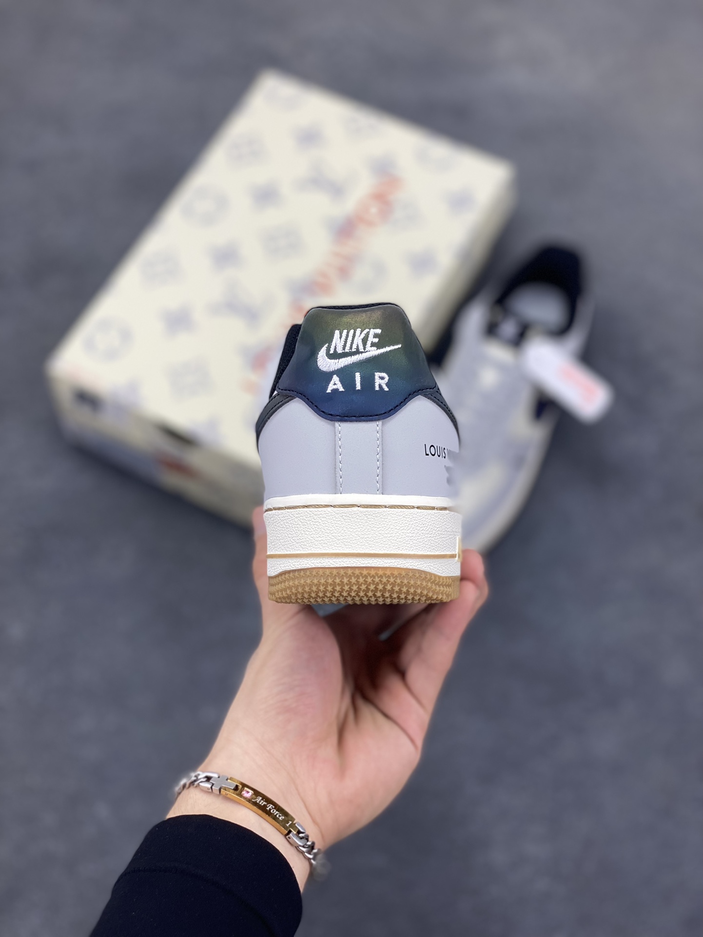 图片[4]-NIke Air Force 1 \’07 Low LV联名–灰白镭射渐变 空军一号低帮 运动鞋 休闲鞋 折边针车 工艺难度大 原楦头原纸板 原装鞋盒 原厂鞋底 超高清洁度 细节完美 货号：LW9279-020 尺码：36 36.5 37.5 38 38.5 39 40 40.5 41 42 42.5 43 44 44.5 45-选品中心