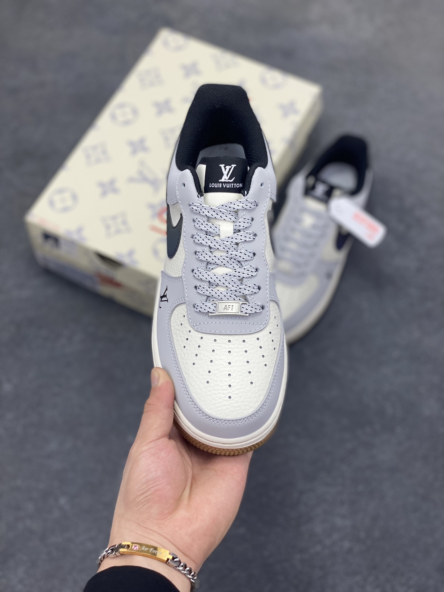 图片[2]-NIke Air Force 1 \’07 Low LV联名–灰白镭射渐变 空军一号低帮 运动鞋 休闲鞋 折边针车 工艺难度大 原楦头原纸板 原装鞋盒 原厂鞋底 超高清洁度 细节完美 货号：LW9279-020 尺码：36 36.5 37.5 38 38.5 39 40 40.5 41 42 42.5 43 44 44.5 45-选品中心