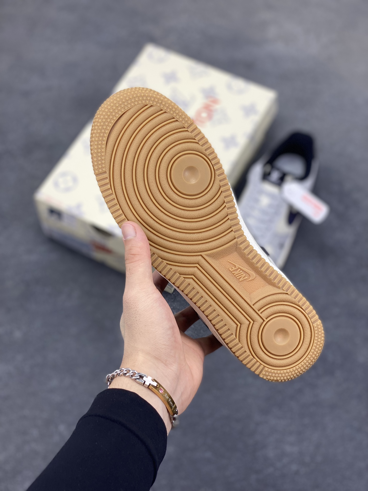 图片[5]-NIke Air Force 1 \’07 Low LV联名–灰白镭射渐变 空军一号低帮 运动鞋 休闲鞋 折边针车 工艺难度大 原楦头原纸板 原装鞋盒 原厂鞋底 超高清洁度 细节完美 货号：LW9279-020 尺码：36 36.5 37.5 38 38.5 39 40 40.5 41 42 42.5 43 44 44.5 45-选品中心