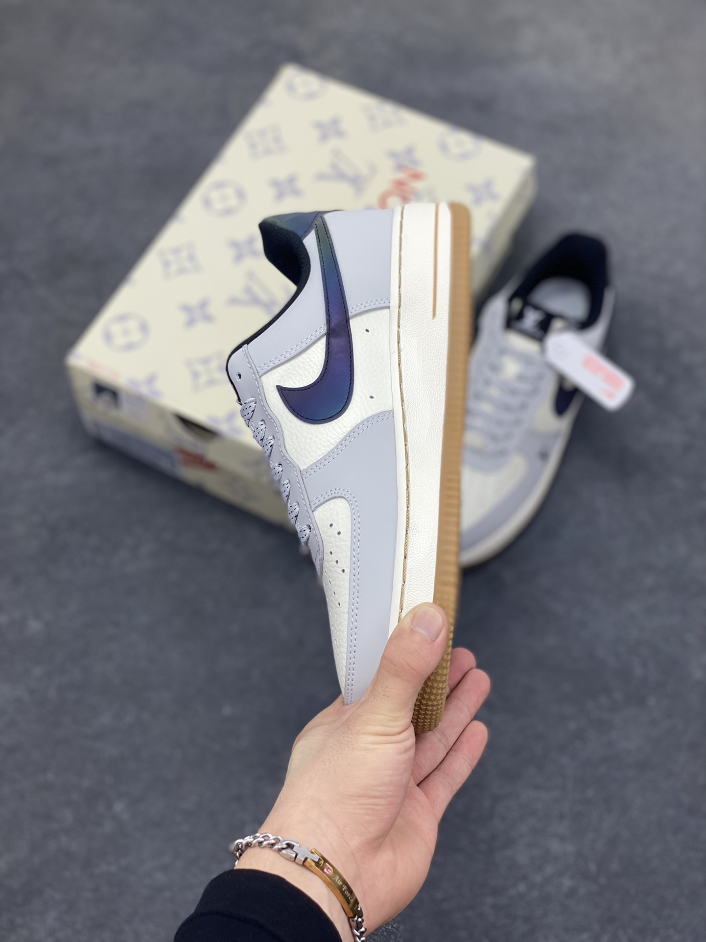 图片[3]-NIke Air Force 1 \’07 Low LV联名–灰白镭射渐变 空军一号低帮 运动鞋 休闲鞋 折边针车 工艺难度大 原楦头原纸板 原装鞋盒 原厂鞋底 超高清洁度 细节完美 货号：LW9279-020 尺码：36 36.5 37.5 38 38.5 39 40 40.5 41 42 42.5 43 44 44.5 45-选品中心