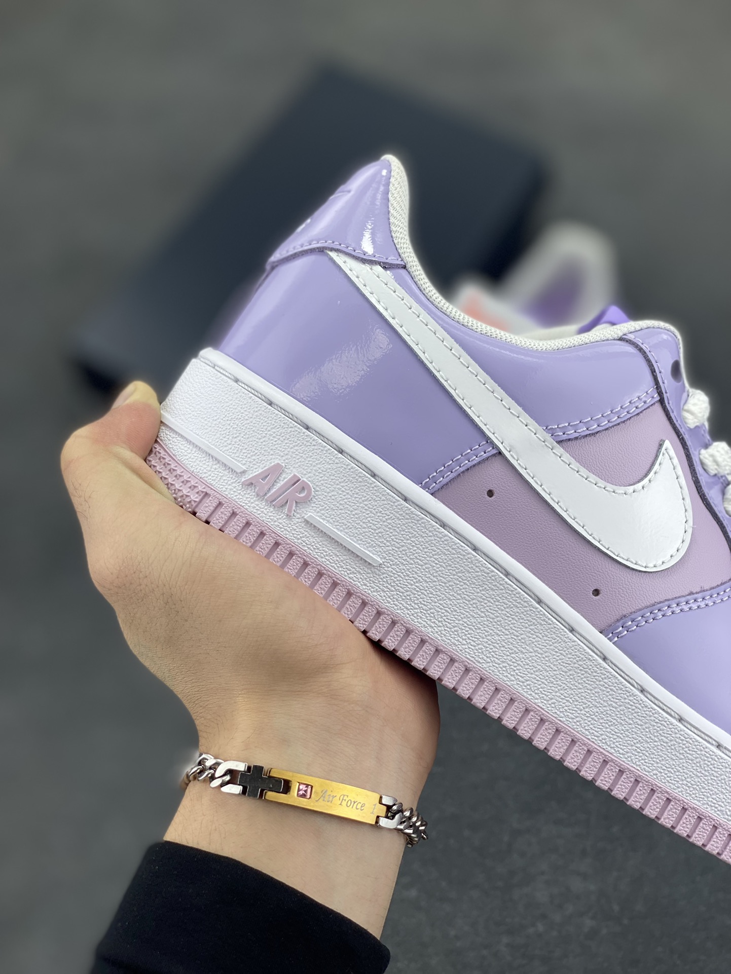 图片[6]-Nike Air Force 1 Low 镜面紫白勾 空军一号低帮运动休闲板鞋 原楦头原纸板 打造纯正空军版型#专注外贸渠道 全掌内置蜂窝气垫 #原盒配件 原厂中底钢印、拉帮完美 货号：HV9405-500 尺码：36 36.5 37.5 38 38.5 39 40 40.5 41 42 42.5 43 44 44.5 45-选品中心