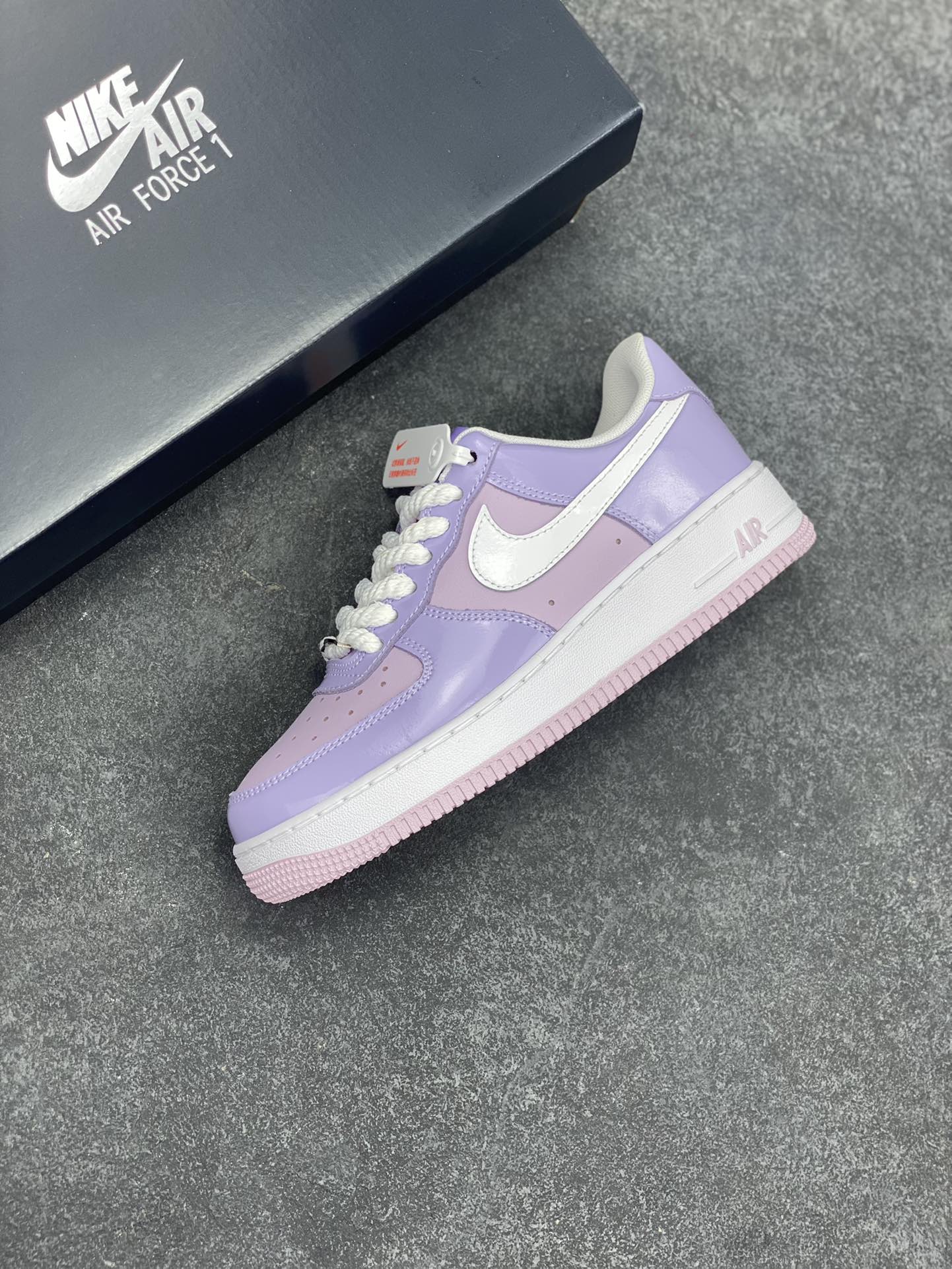 图片[7]-Nike Air Force 1 Low 镜面紫白勾 空军一号低帮运动休闲板鞋 原楦头原纸板 打造纯正空军版型#专注外贸渠道 全掌内置蜂窝气垫 #原盒配件 原厂中底钢印、拉帮完美 货号：HV9405-500 尺码：36 36.5 37.5 38 38.5 39 40 40.5 41 42 42.5 43 44 44.5 45-选品中心