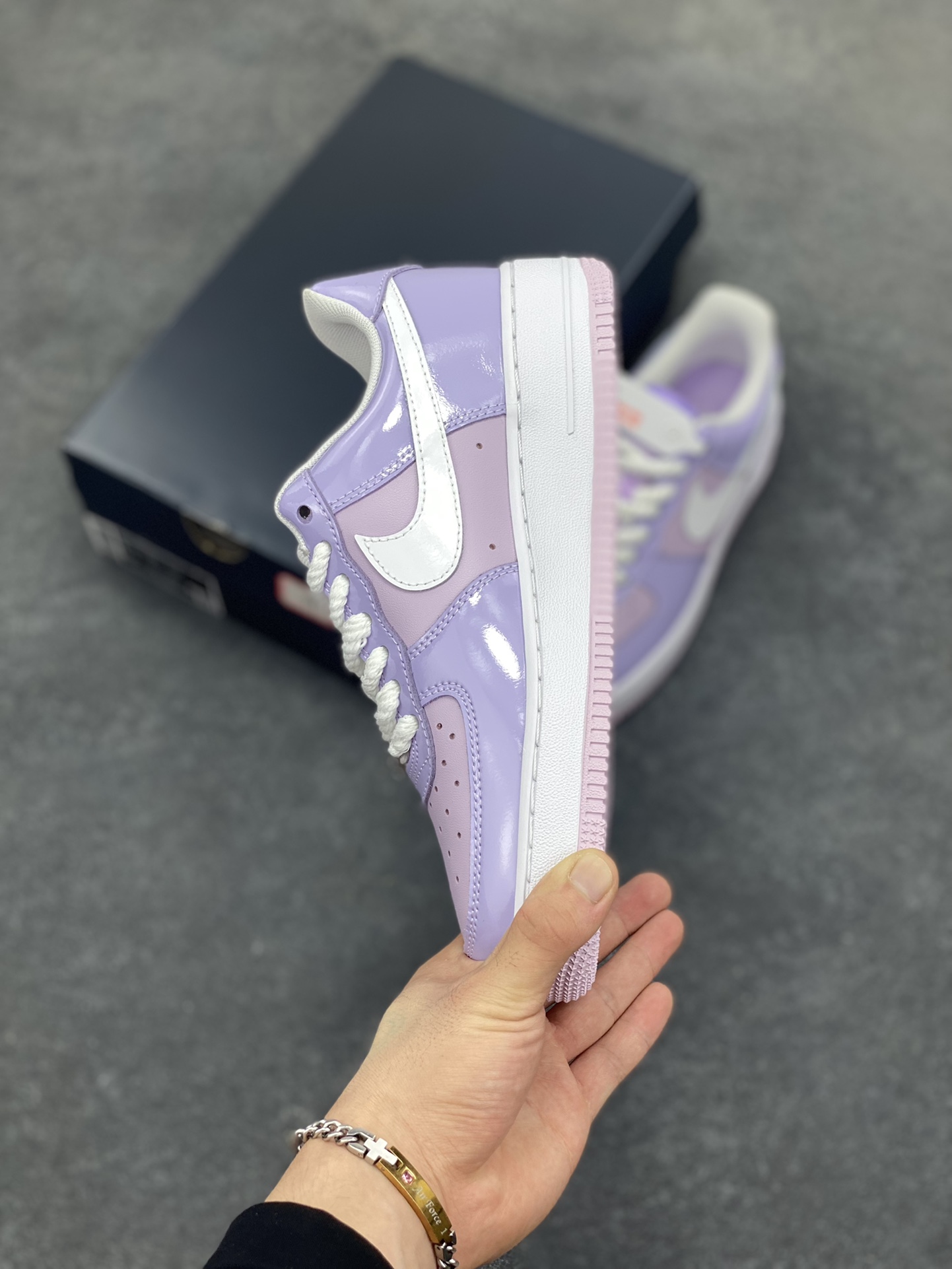 图片[3]-Nike Air Force 1 Low 镜面紫白勾 空军一号低帮运动休闲板鞋 原楦头原纸板 打造纯正空军版型#专注外贸渠道 全掌内置蜂窝气垫 #原盒配件 原厂中底钢印、拉帮完美 货号：HV9405-500 尺码：36 36.5 37.5 38 38.5 39 40 40.5 41 42 42.5 43 44 44.5 45-选品中心