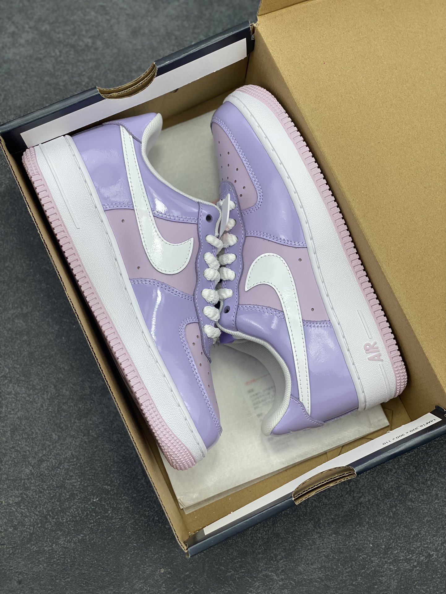 图片[9]-Nike Air Force 1 Low 镜面紫白勾 空军一号低帮运动休闲板鞋 原楦头原纸板 打造纯正空军版型#专注外贸渠道 全掌内置蜂窝气垫 #原盒配件 原厂中底钢印、拉帮完美 货号：HV9405-500 尺码：36 36.5 37.5 38 38.5 39 40 40.5 41 42 42.5 43 44 44.5 45-选品中心