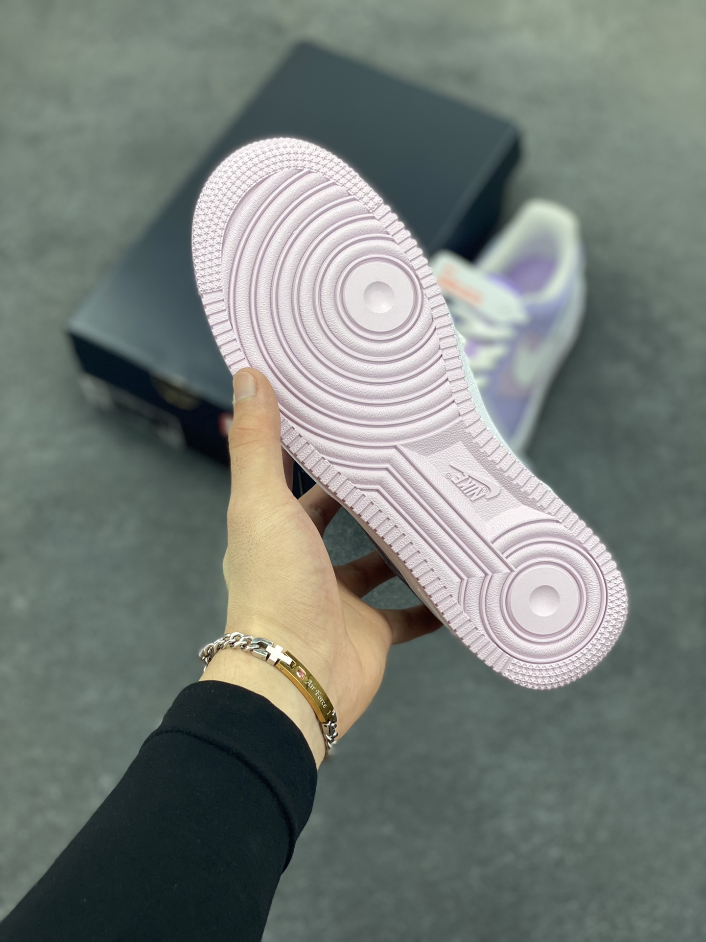 图片[5]-Nike Air Force 1 Low 镜面紫白勾 空军一号低帮运动休闲板鞋 原楦头原纸板 打造纯正空军版型#专注外贸渠道 全掌内置蜂窝气垫 #原盒配件 原厂中底钢印、拉帮完美 货号：HV9405-500 尺码：36 36.5 37.5 38 38.5 39 40 40.5 41 42 42.5 43 44 44.5 45-选品中心