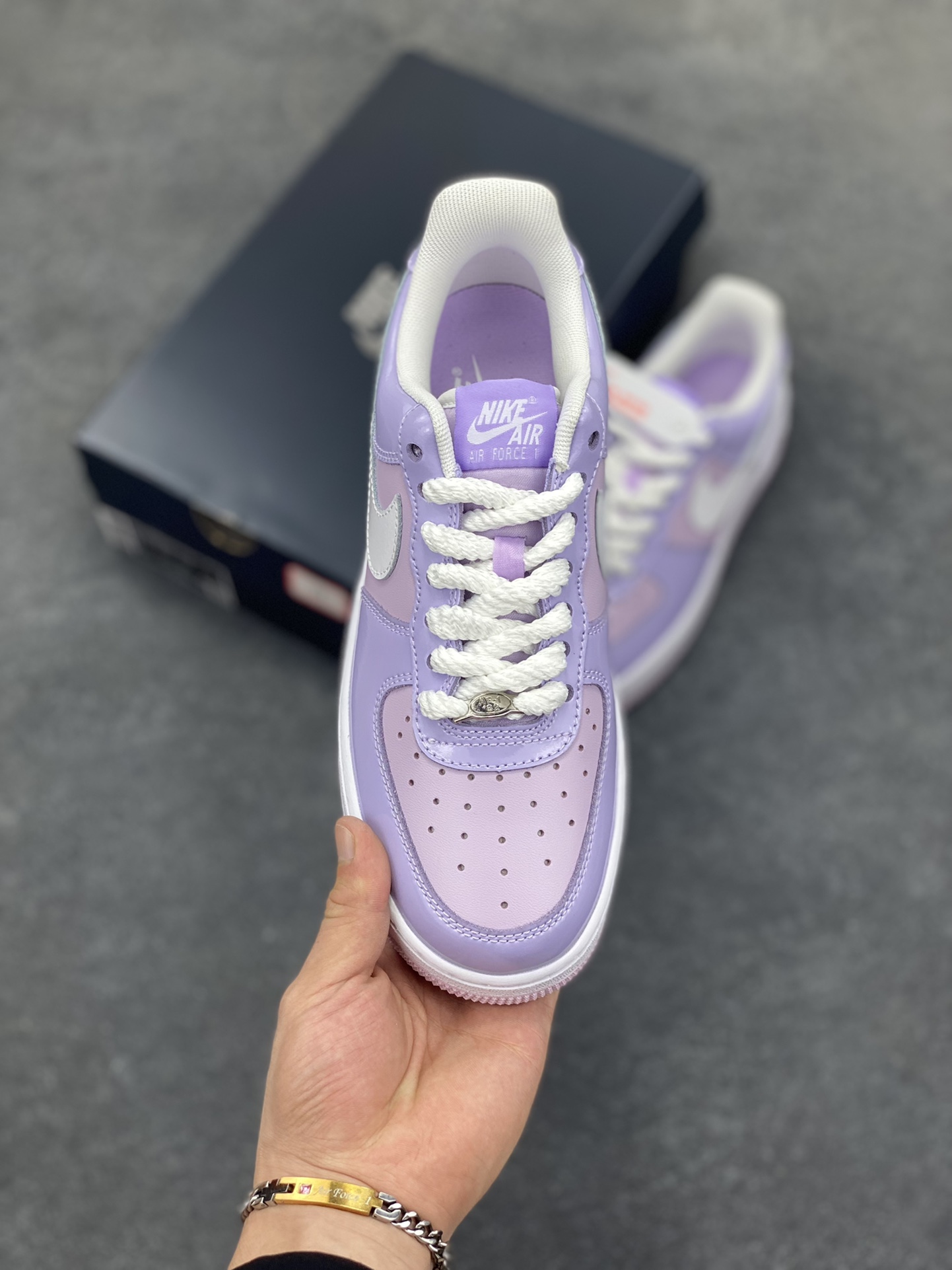图片[2]-Nike Air Force 1 Low 镜面紫白勾 空军一号低帮运动休闲板鞋 原楦头原纸板 打造纯正空军版型#专注外贸渠道 全掌内置蜂窝气垫 #原盒配件 原厂中底钢印、拉帮完美 货号：HV9405-500 尺码：36 36.5 37.5 38 38.5 39 40 40.5 41 42 42.5 43 44 44.5 45-选品中心