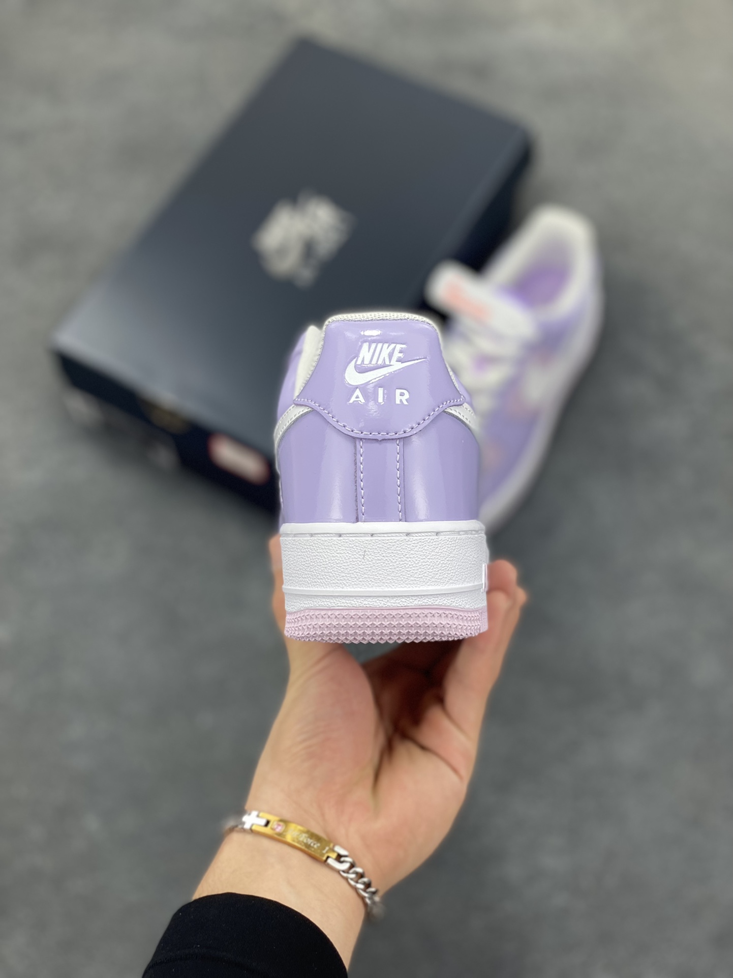 图片[4]-Nike Air Force 1 Low 镜面紫白勾 空军一号低帮运动休闲板鞋 原楦头原纸板 打造纯正空军版型#专注外贸渠道 全掌内置蜂窝气垫 #原盒配件 原厂中底钢印、拉帮完美 货号：HV9405-500 尺码：36 36.5 37.5 38 38.5 39 40 40.5 41 42 42.5 43 44 44.5 45-选品中心