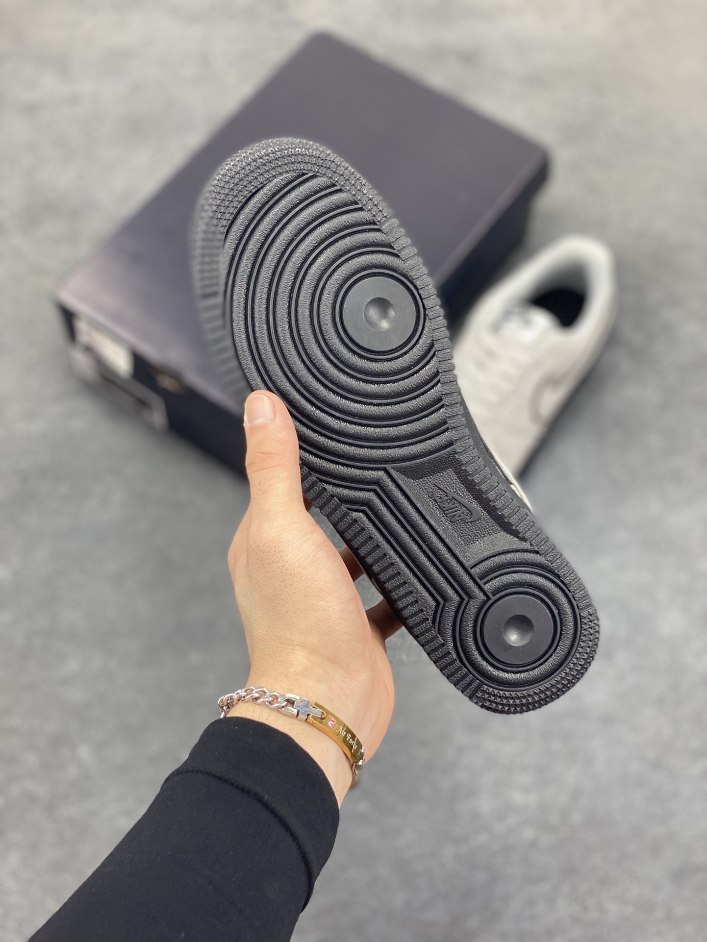 图片[5]-Nike Air Force 1 Low 军械灰 空军一号低帮运动休闲板鞋 原楦头原纸板 打造纯正空军版型#专注外贸渠道 全掌内置蜂窝气垫 #原盒配件 原厂中底钢印、拉帮完美 货号：HQ1966-001 尺码：36 36.5 37.5 38 38.5 39 40 40.5 41 42 42.5 43 44 44.5 45-选品中心