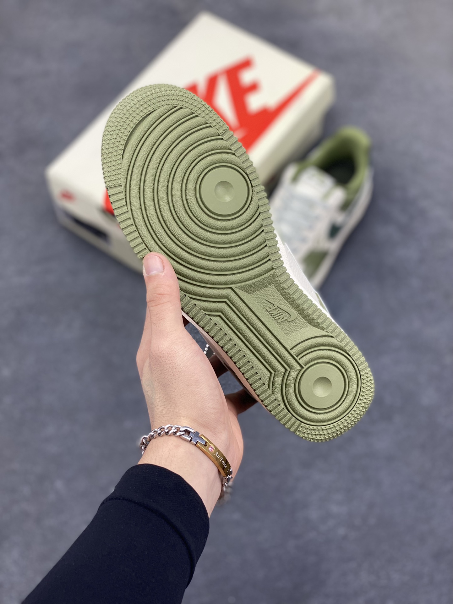 图片[5]-NIke Air Force 1 \’07 Low “古驰联名——草绿”空军一号 低帮 运动鞋 休闲鞋 折边针车 工艺难度大 原楦头原纸板 原装鞋盒 定制五金配件 内置全掌气垫 原厂鞋底 货号：KK1988-094 尺码：36 36.5 37.5 38 38.5 39 40 40.5 41 42 42.5 43 44 44.5 45-选品中心