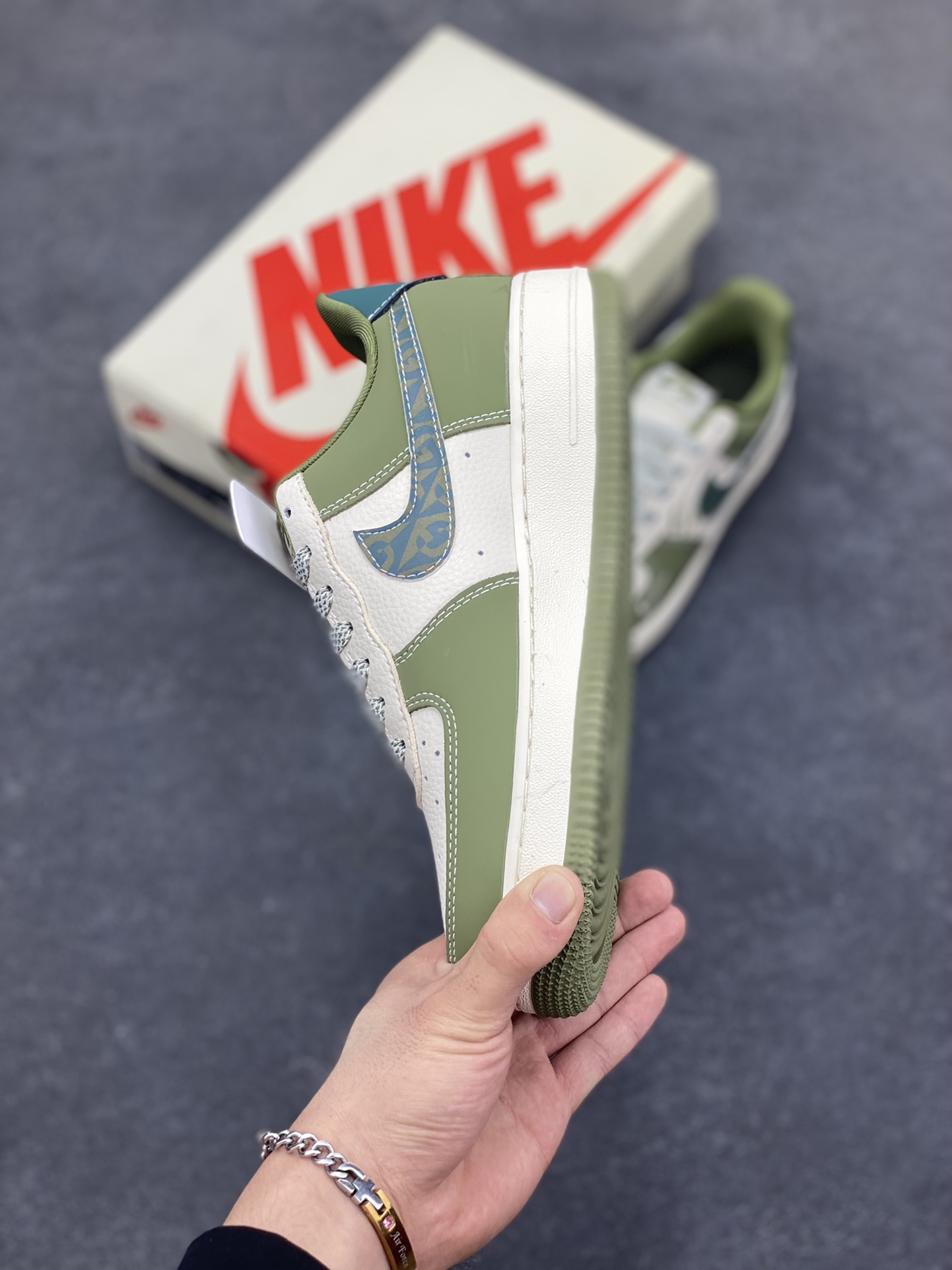 图片[3]-NIke Air Force 1 \’07 Low “古驰联名——草绿”空军一号 低帮 运动鞋 休闲鞋 折边针车 工艺难度大 原楦头原纸板 原装鞋盒 定制五金配件 内置全掌气垫 原厂鞋底 货号：KK1988-094 尺码：36 36.5 37.5 38 38.5 39 40 40.5 41 42 42.5 43 44 44.5 45-选品中心