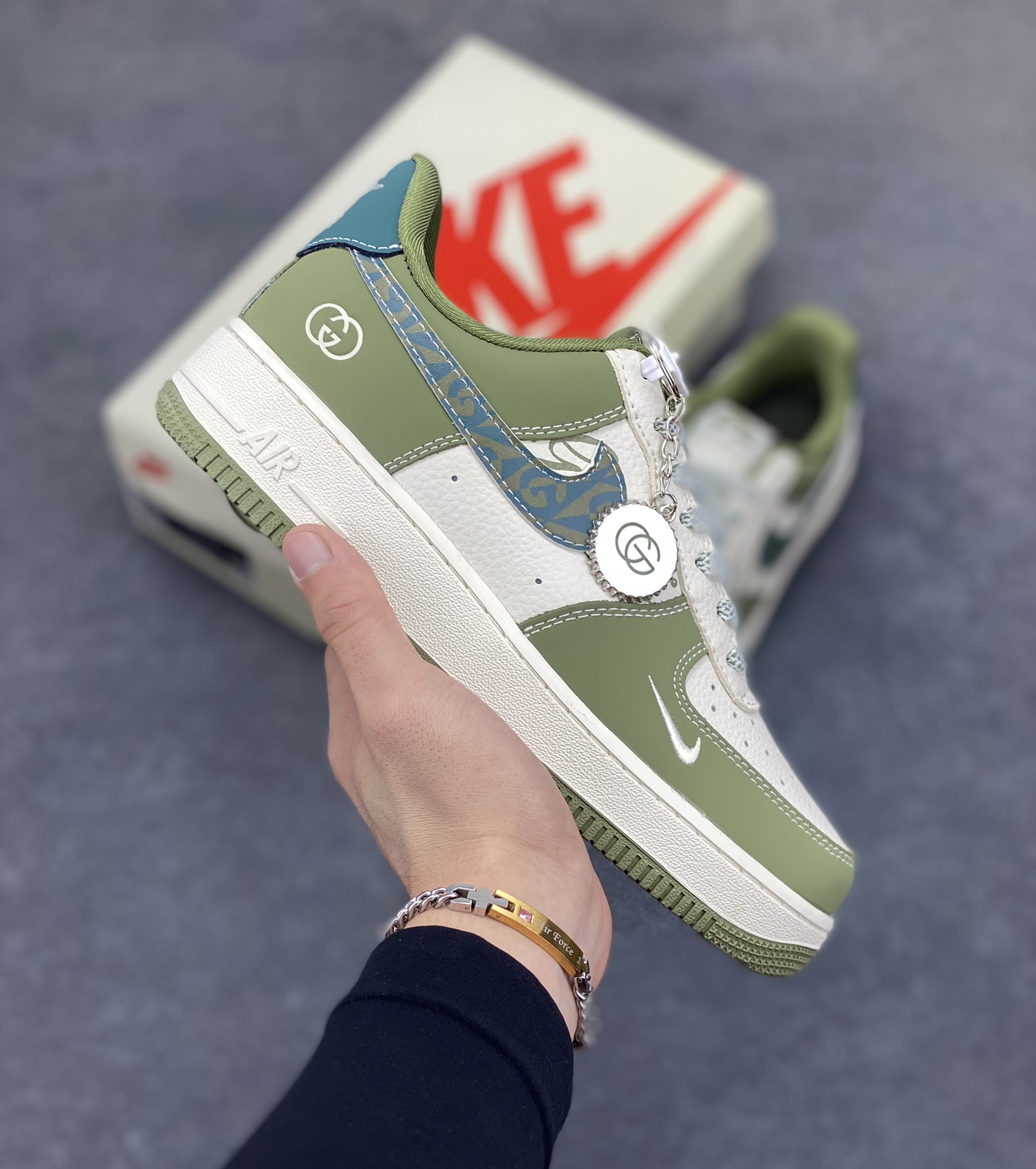 NIke Air Force 1 \’07 Low “古驰联名——草绿”空军一号 低帮 运动鞋 休闲鞋 折边针车 工艺难度大 原楦头原纸板 原装鞋盒 定制五金配件 内置全掌气垫 原厂鞋底 货号:KK1988-094 尺码:36 36.5 37.5 38 38.5 39 40 40.5 41 42 42.5 43 44 44.5 45-选品中心