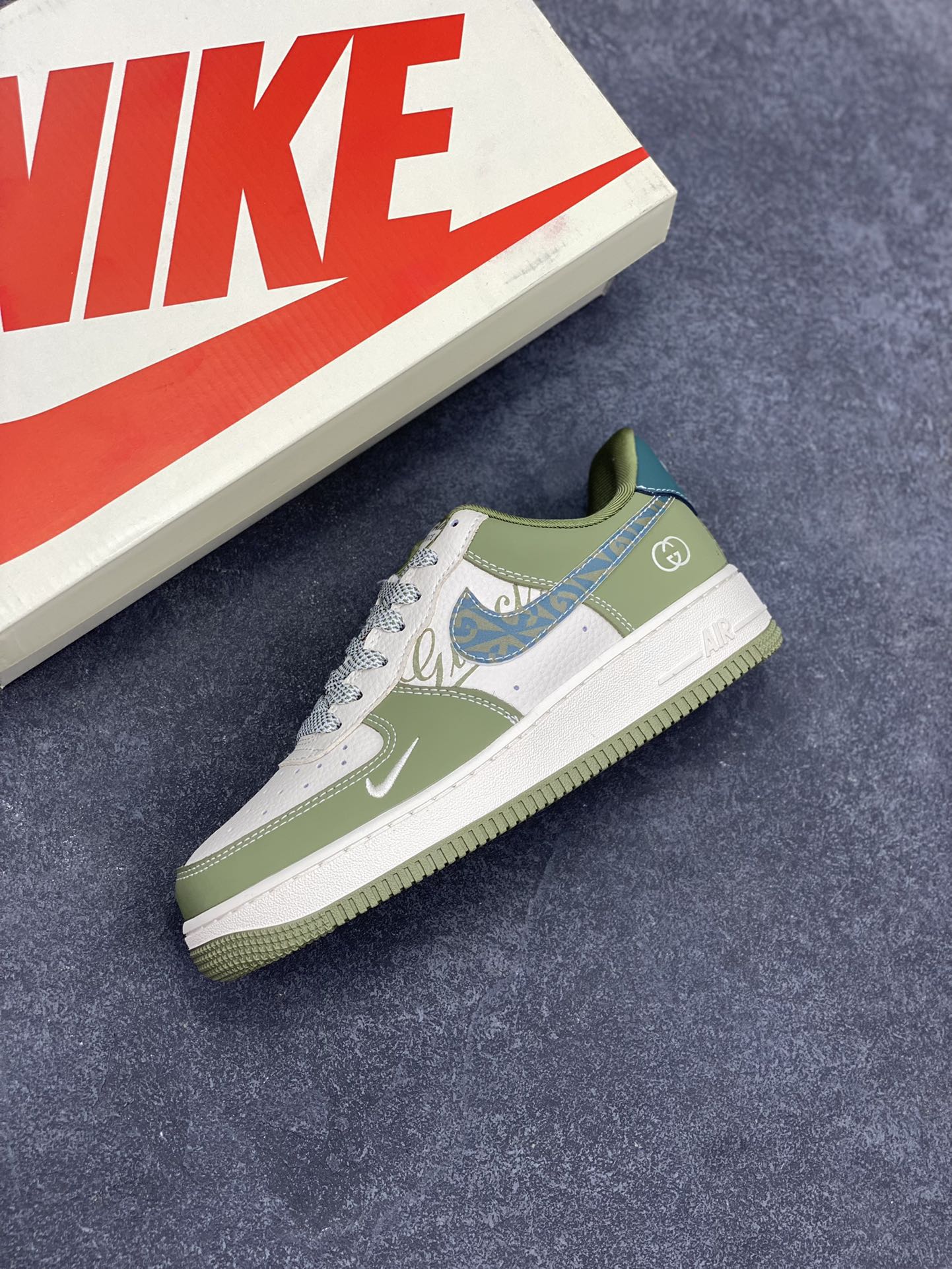 图片[7]-NIke Air Force 1 \’07 Low “古驰联名——草绿”空军一号 低帮 运动鞋 休闲鞋 折边针车 工艺难度大 原楦头原纸板 原装鞋盒 定制五金配件 内置全掌气垫 原厂鞋底 货号：KK1988-094 尺码：36 36.5 37.5 38 38.5 39 40 40.5 41 42 42.5 43 44 44.5 45-选品中心