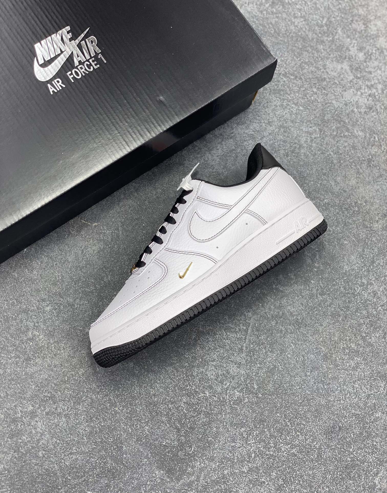 图片[7]-HY版本💯 Nike Air Force 1 Low 白黑线小金勾 空军一号低帮运动休闲板鞋 原楦头原纸板 打造纯正空军版型#专注外贸渠道 全掌内置蜂窝气垫 #原盒配件 原厂中底钢印、拉帮完美 货号：IB6543-101 尺码：36 36.5 37.5 38 38.5 39 40 40.5 41 42 42.5 43 44 44.5 45 46-选品中心