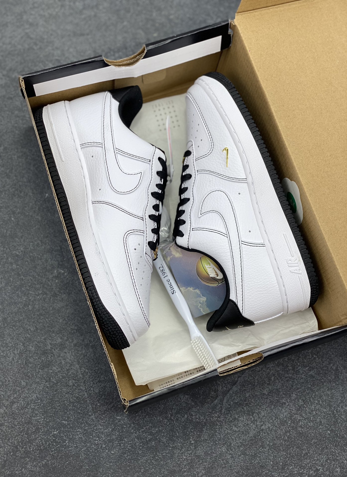 图片[9]-HY版本💯 Nike Air Force 1 Low 白黑线小金勾 空军一号低帮运动休闲板鞋 原楦头原纸板 打造纯正空军版型#专注外贸渠道 全掌内置蜂窝气垫 #原盒配件 原厂中底钢印、拉帮完美 货号：IB6543-101 尺码：36 36.5 37.5 38 38.5 39 40 40.5 41 42 42.5 43 44 44.5 45 46-选品中心