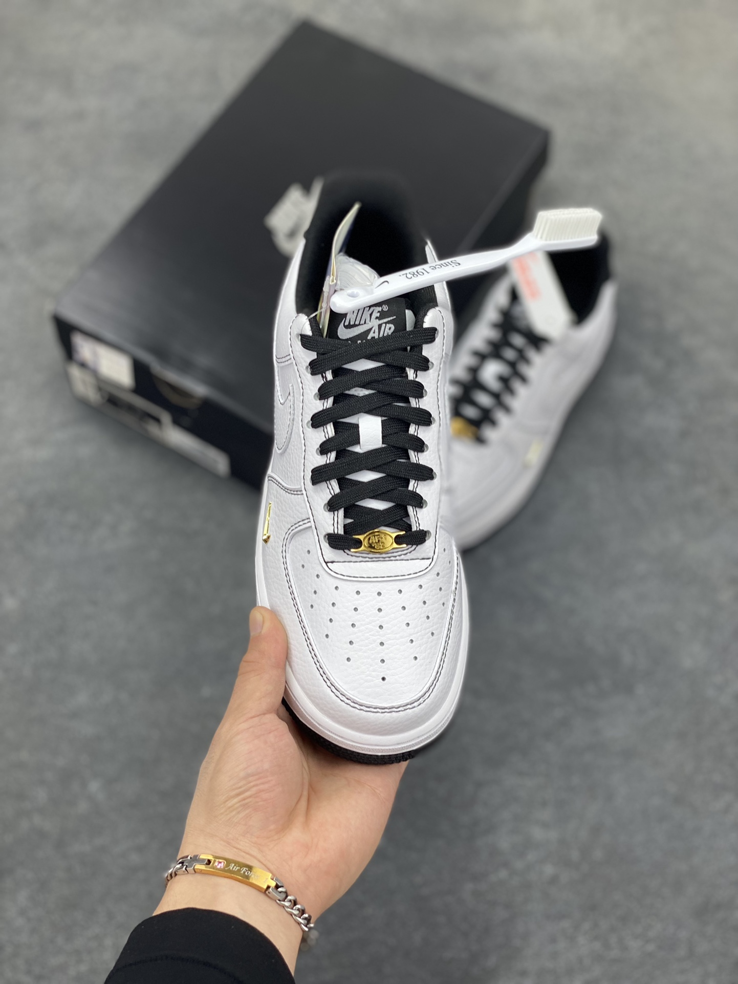 图片[2]-HY版本💯 Nike Air Force 1 Low 白黑线小金勾 空军一号低帮运动休闲板鞋 原楦头原纸板 打造纯正空军版型#专注外贸渠道 全掌内置蜂窝气垫 #原盒配件 原厂中底钢印、拉帮完美 货号：IB6543-101 尺码：36 36.5 37.5 38 38.5 39 40 40.5 41 42 42.5 43 44 44.5 45 46-选品中心