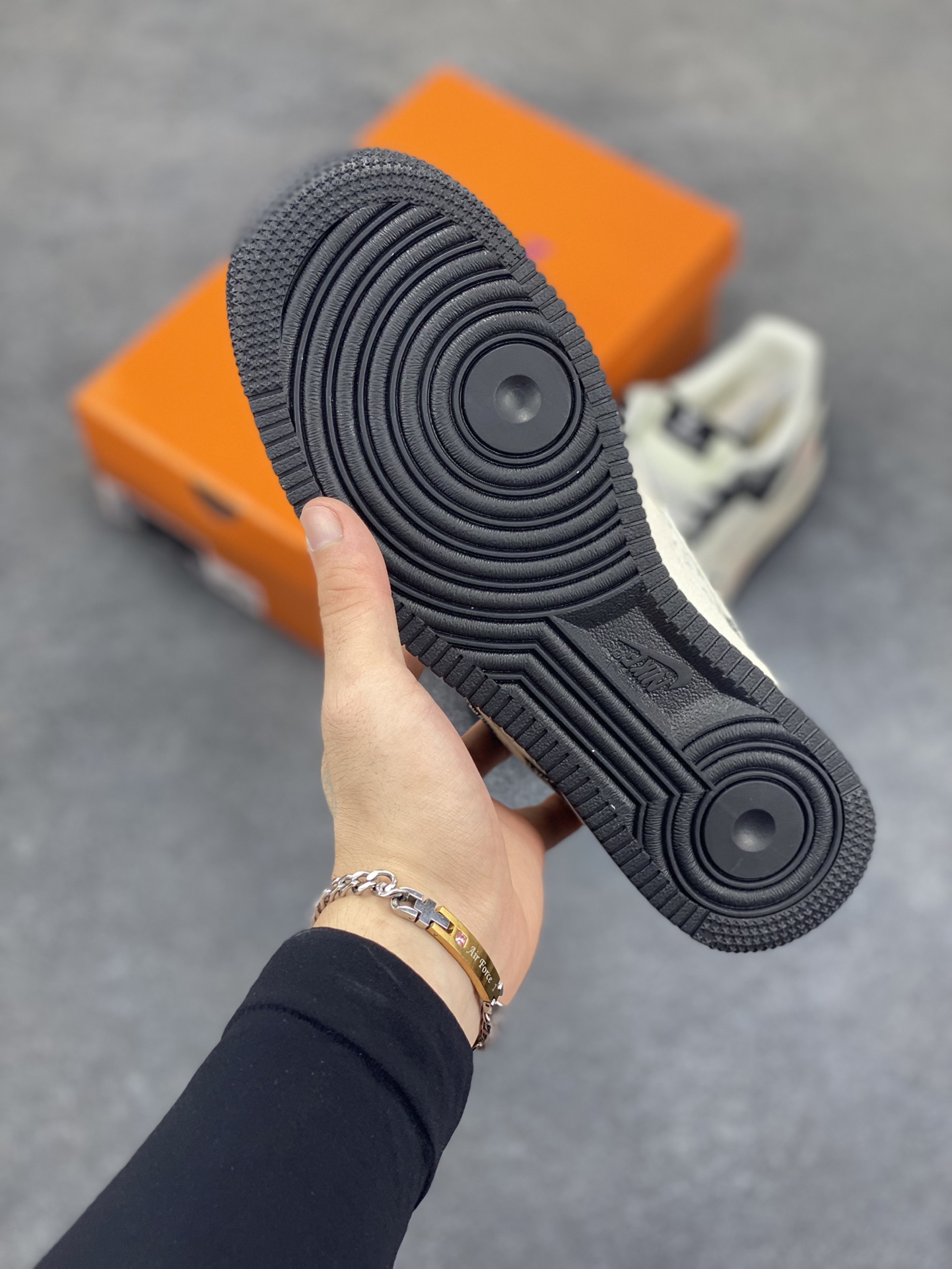 图片[5]-Nike Air Force 1 \’07 Low “LV联名——牛仔米白黑”空军一号 低帮 运动鞋 休闲鞋 折边针车 工艺难度大 原楦头原纸板 原装鞋盒 定制五金配件 内置全掌气垫 原厂鞋底 货号：MZ9588-802 尺码：36 36.5 37.5 38 38.5 39 40 40.5 41 42 42.5 43 44 44.5 45-选品中心