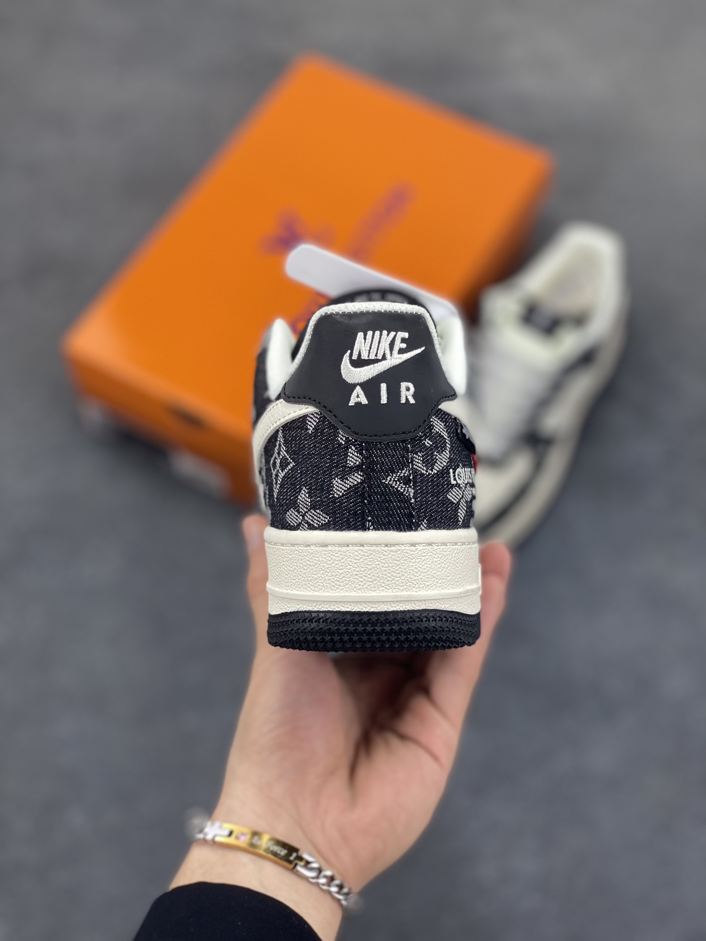 图片[4]-Nike Air Force 1 \’07 Low “LV联名——牛仔米白黑”空军一号 低帮 运动鞋 休闲鞋 折边针车 工艺难度大 原楦头原纸板 原装鞋盒 定制五金配件 内置全掌气垫 原厂鞋底 货号：MZ9588-802 尺码：36 36.5 37.5 38 38.5 39 40 40.5 41 42 42.5 43 44 44.5 45-选品中心