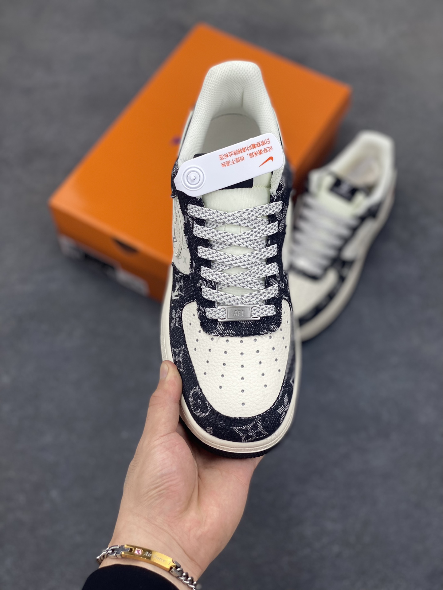 图片[2]-Nike Air Force 1 \’07 Low “LV联名——牛仔米白黑”空军一号 低帮 运动鞋 休闲鞋 折边针车 工艺难度大 原楦头原纸板 原装鞋盒 定制五金配件 内置全掌气垫 原厂鞋底 货号：MZ9588-802 尺码：36 36.5 37.5 38 38.5 39 40 40.5 41 42 42.5 43 44 44.5 45-选品中心