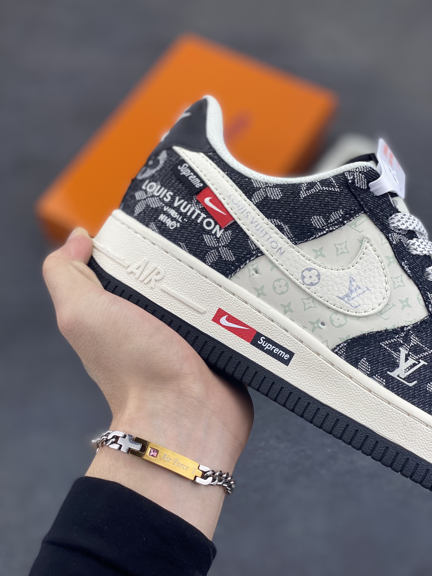 图片[6]-Nike Air Force 1 \’07 Low “LV联名——牛仔米白黑”空军一号 低帮 运动鞋 休闲鞋 折边针车 工艺难度大 原楦头原纸板 原装鞋盒 定制五金配件 内置全掌气垫 原厂鞋底 货号：MZ9588-802 尺码：36 36.5 37.5 38 38.5 39 40 40.5 41 42 42.5 43 44 44.5 45-选品中心