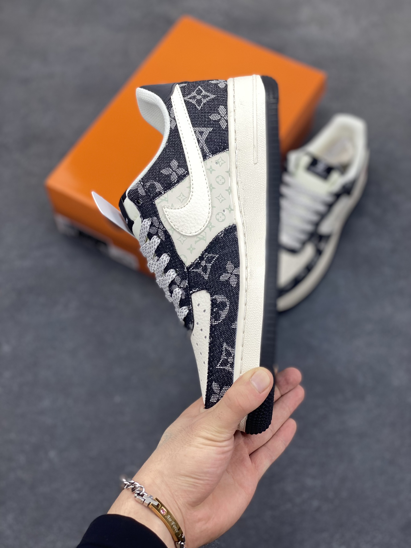 图片[3]-Nike Air Force 1 \’07 Low “LV联名——牛仔米白黑”空军一号 低帮 运动鞋 休闲鞋 折边针车 工艺难度大 原楦头原纸板 原装鞋盒 定制五金配件 内置全掌气垫 原厂鞋底 货号：MZ9588-802 尺码：36 36.5 37.5 38 38.5 39 40 40.5 41 42 42.5 43 44 44.5 45-选品中心