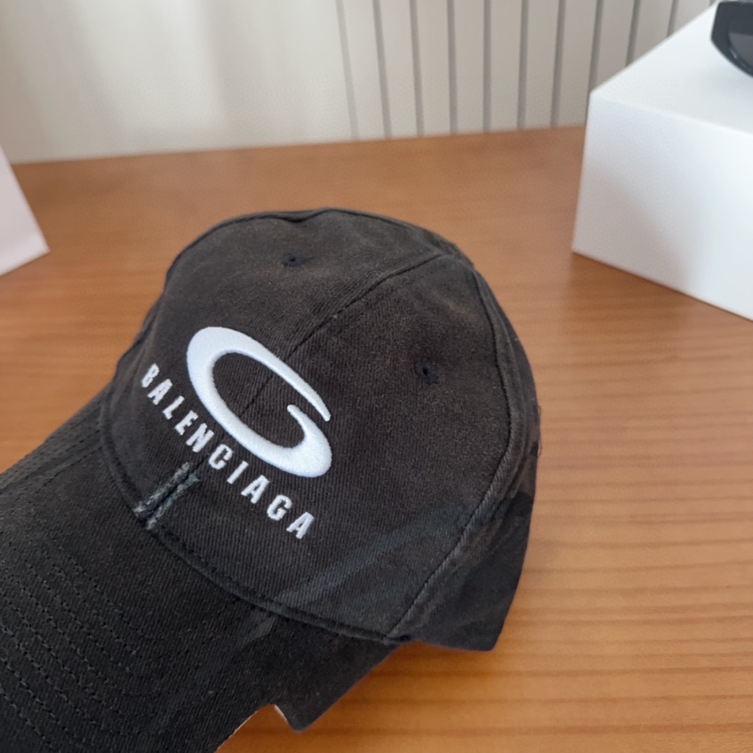 

新品Balencia*a 巴黎世家刺绣字母新款棒球帽
现货秒发🧢简约时尚超级无敌好看的帽子！情侣款！